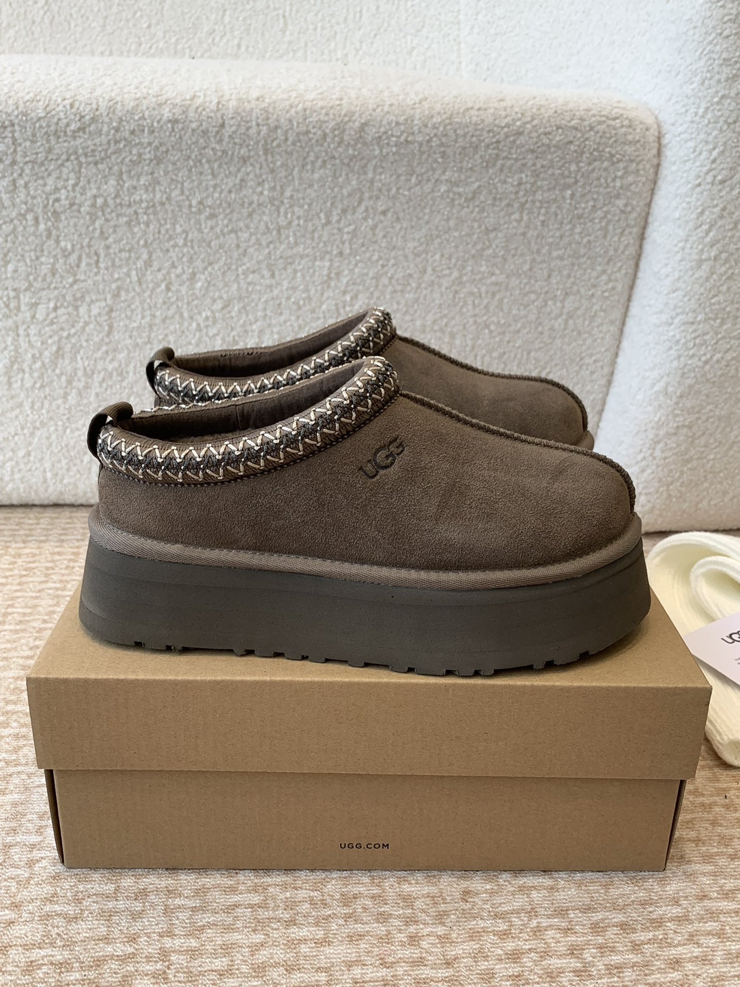 Alexander Wang 和知名设计师品牌Feng Chen Wang、TELFAR推出的联名潮款单品就连明星都要抢着穿呢