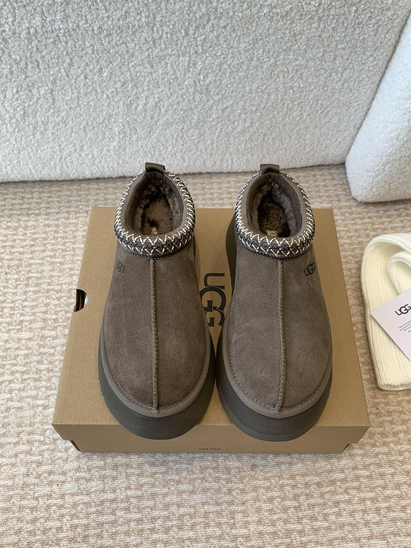 Alexander Wang 和知名设计师品牌Feng Chen Wang、TELFAR推出的联名潮款单品就连明星都要抢着穿呢