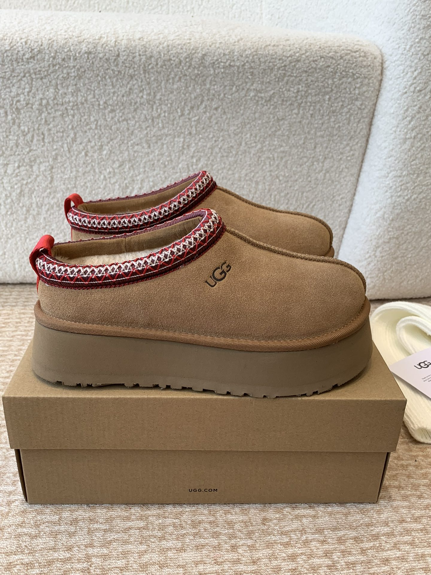 Alexander Wang 和知名设计师品牌Feng Chen Wang、TELFAR推出的联名潮款单品就连明星都要抢着穿呢