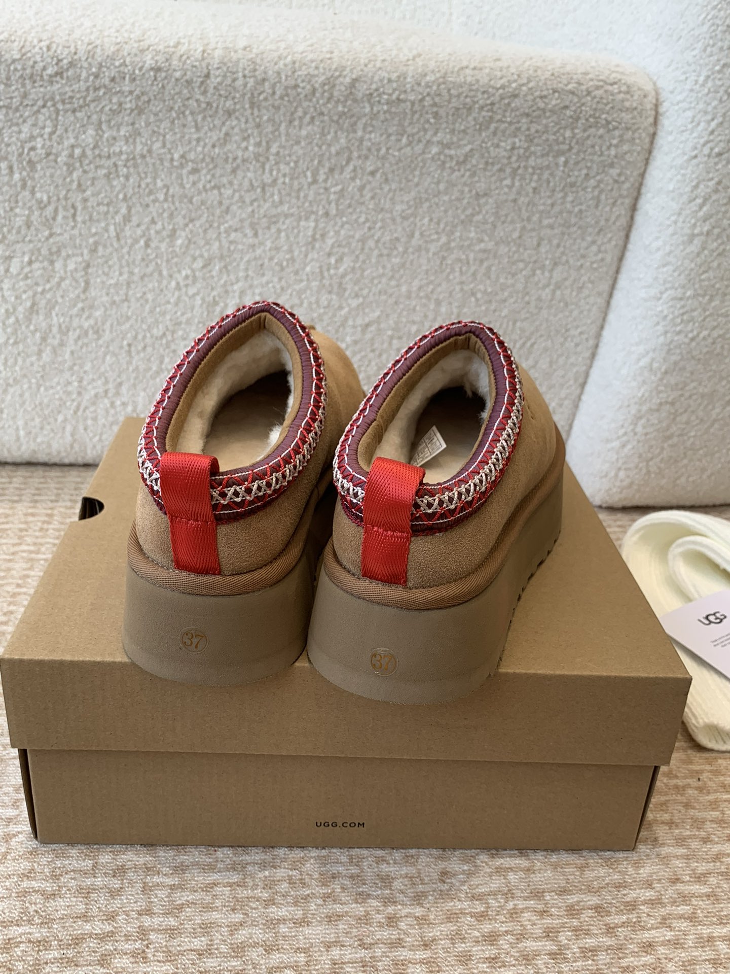 Alexander Wang 和知名设计师品牌Feng Chen Wang、TELFAR推出的联名潮款单品就连明星都要抢着穿呢