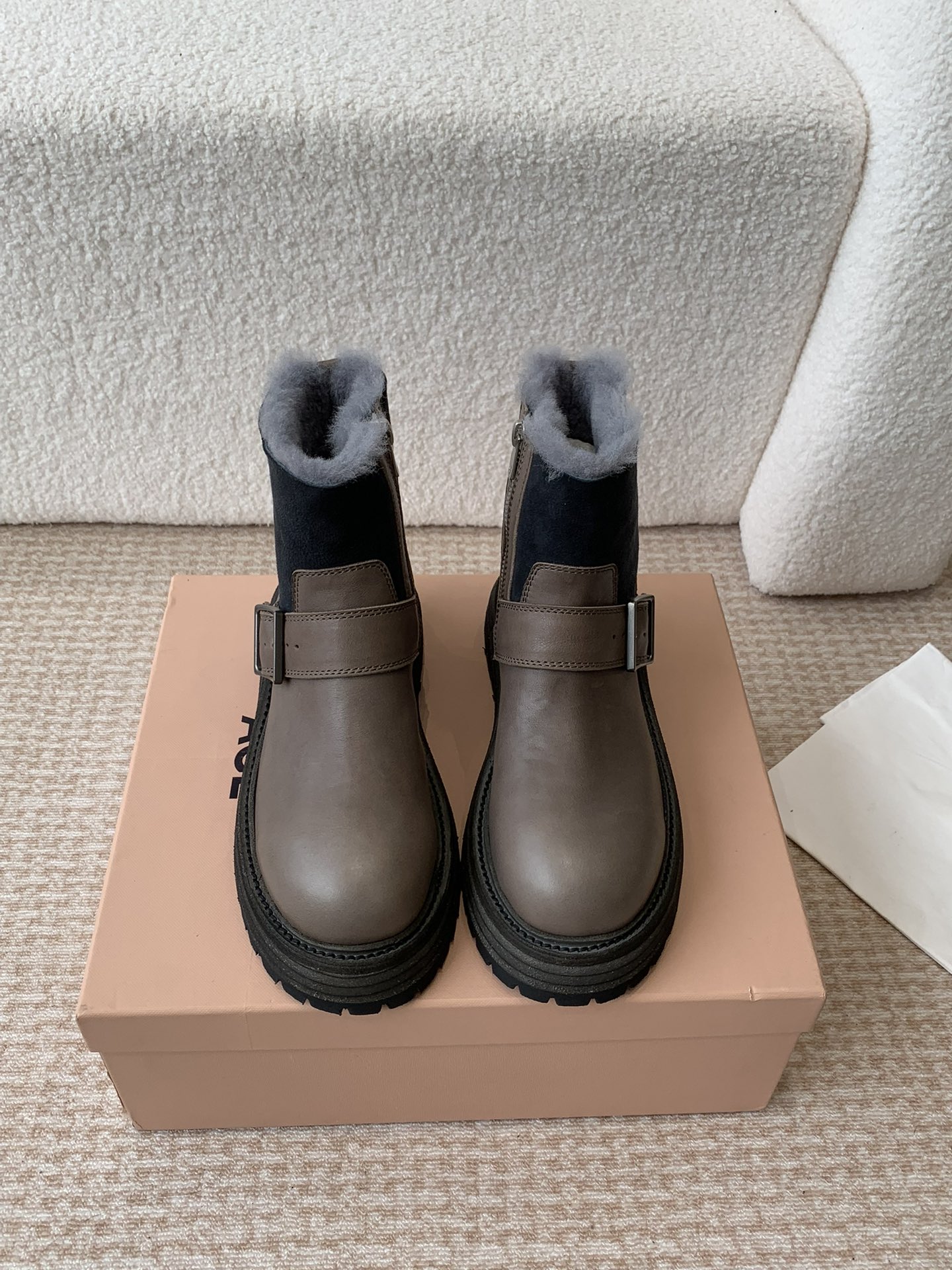Luxurious Winter Boots: P1050AGL 24ss Collection with Premium Materials and Comfortable Design - 图片 1