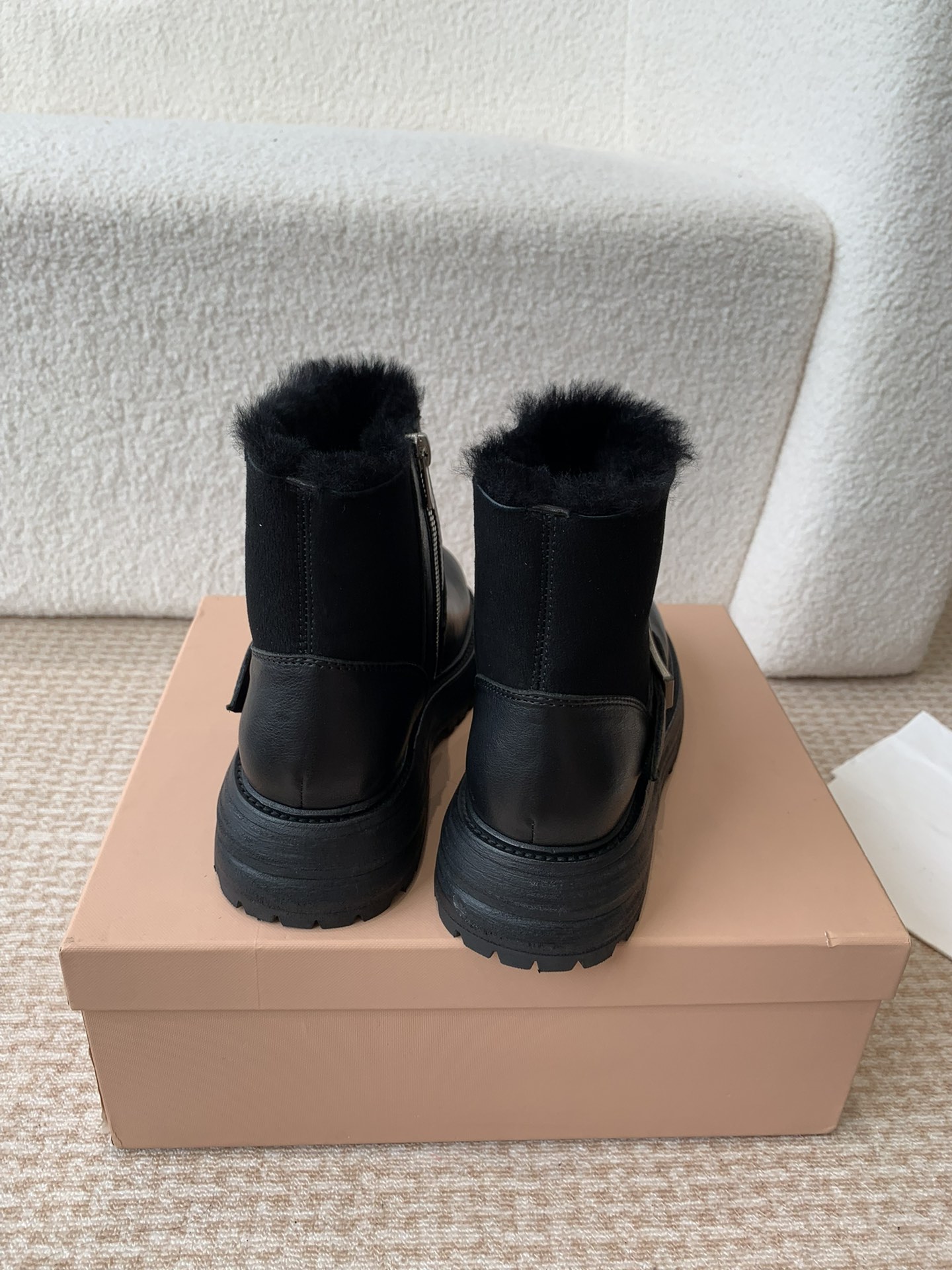 Luxurious Winter Boots with Top-Quality Materials and Comfortable Design - 图片 3