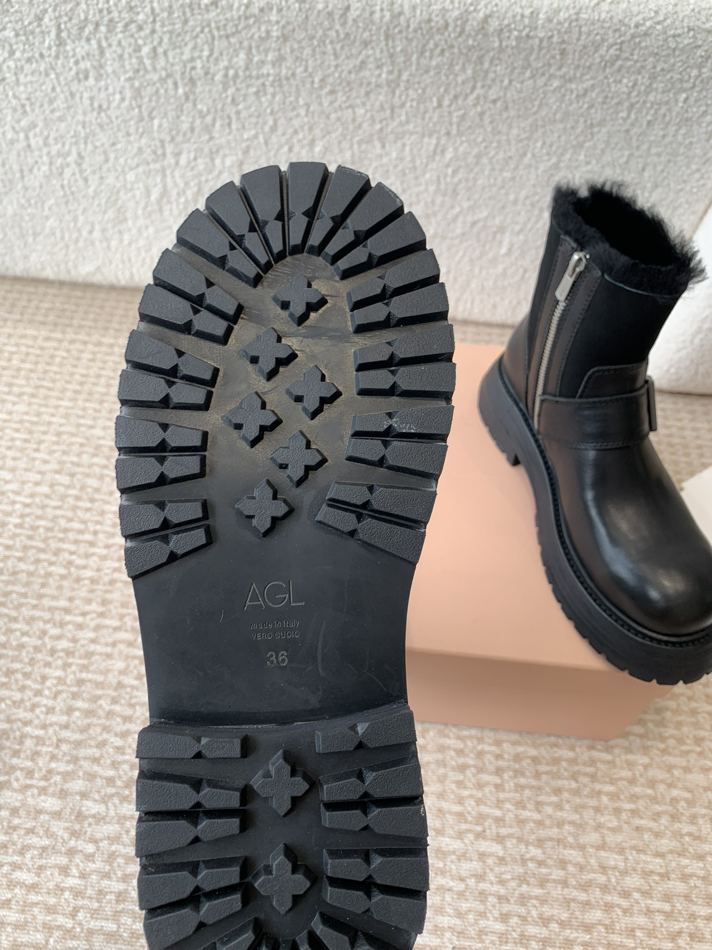 Luxurious Winter Boots with Top-Quality Materials and Comfortable Design - 图片 9