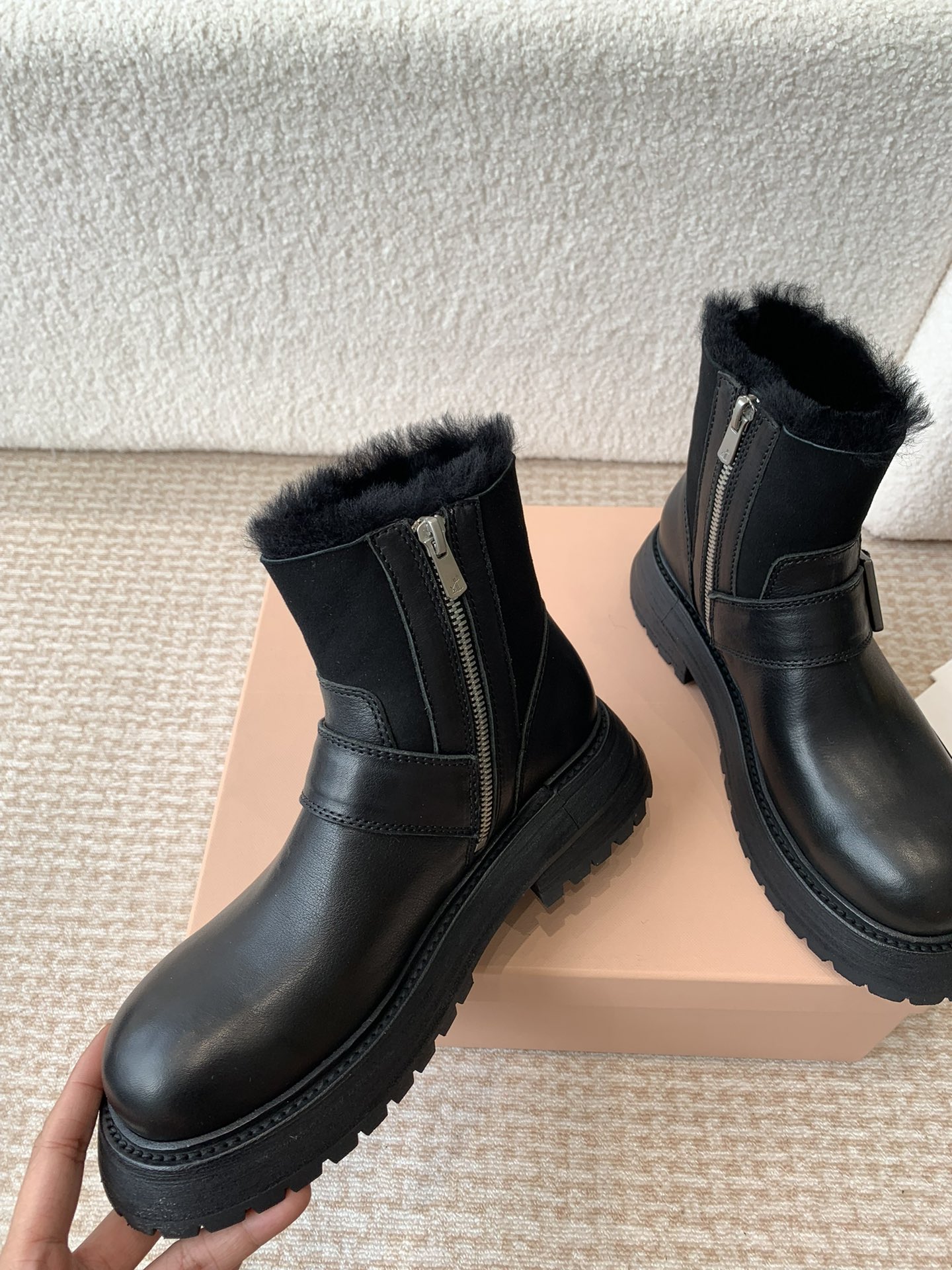 Luxurious Winter Boots with Top-Quality Materials and Comfortable Design - 图片 7