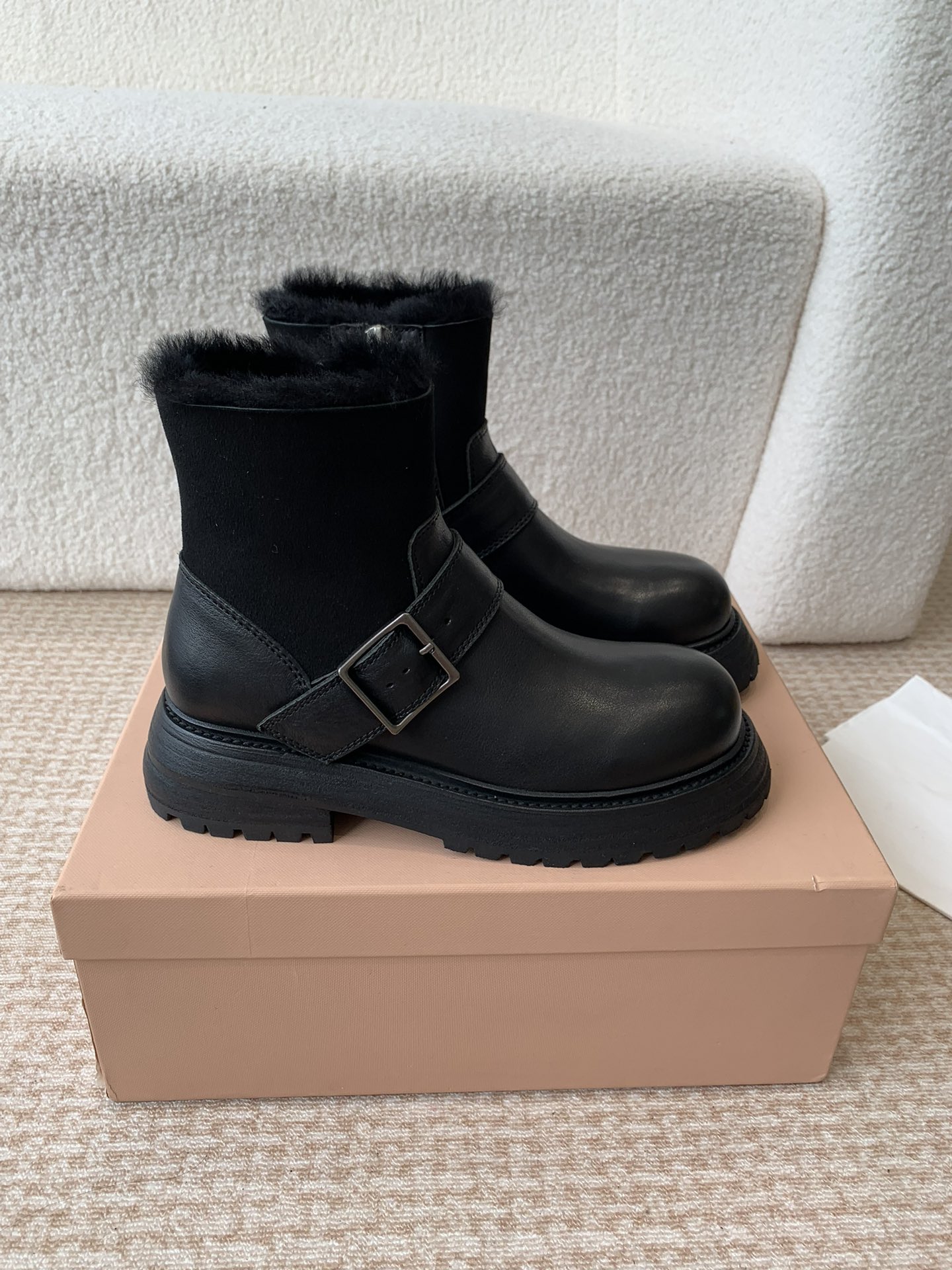 Luxurious Winter Boots with Top-Quality Materials and Comfortable Design - 图片 2