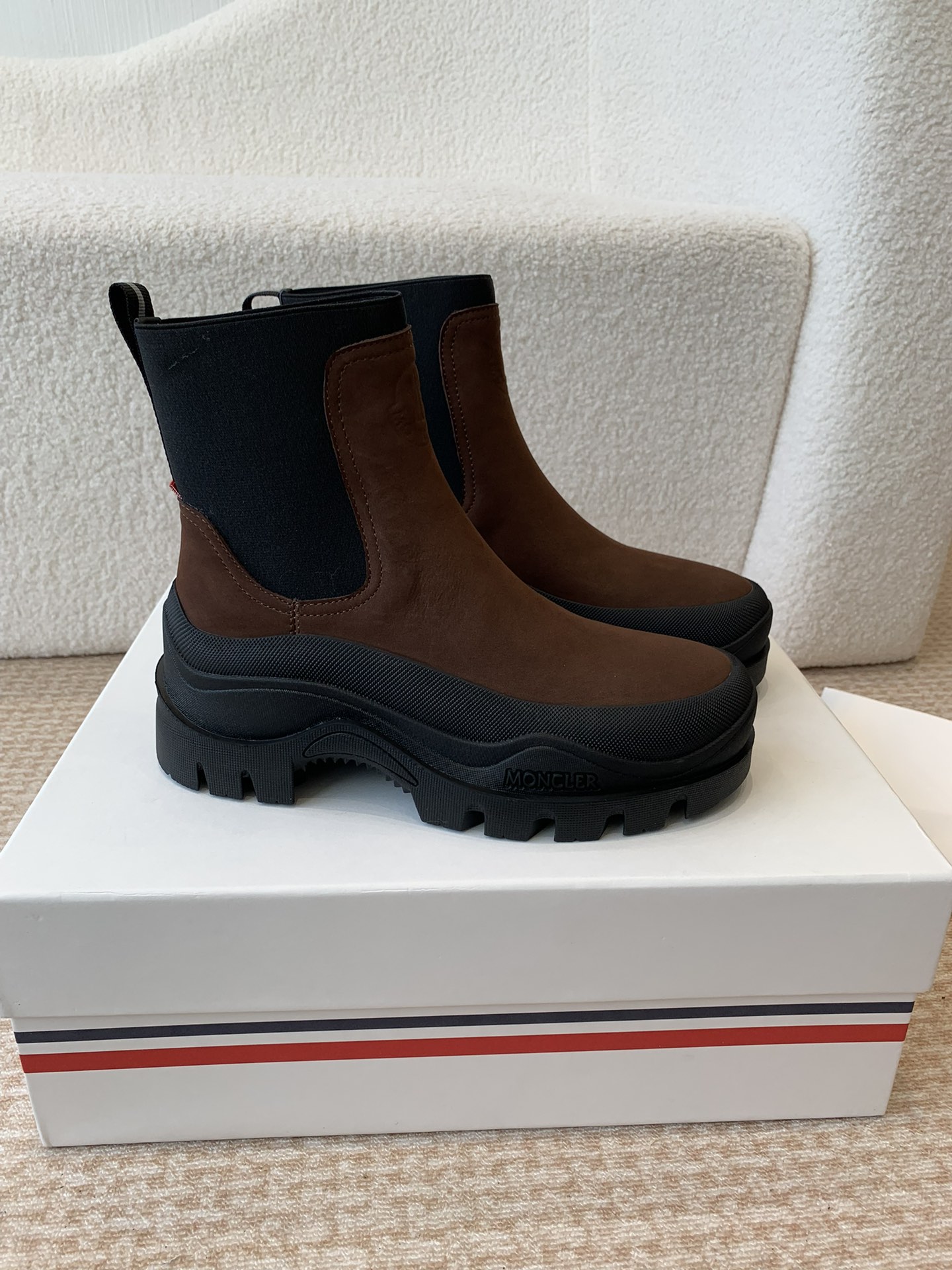 Moncler Union 24s Light Field Boots for Autumn and Winter Adventures - 图片 3