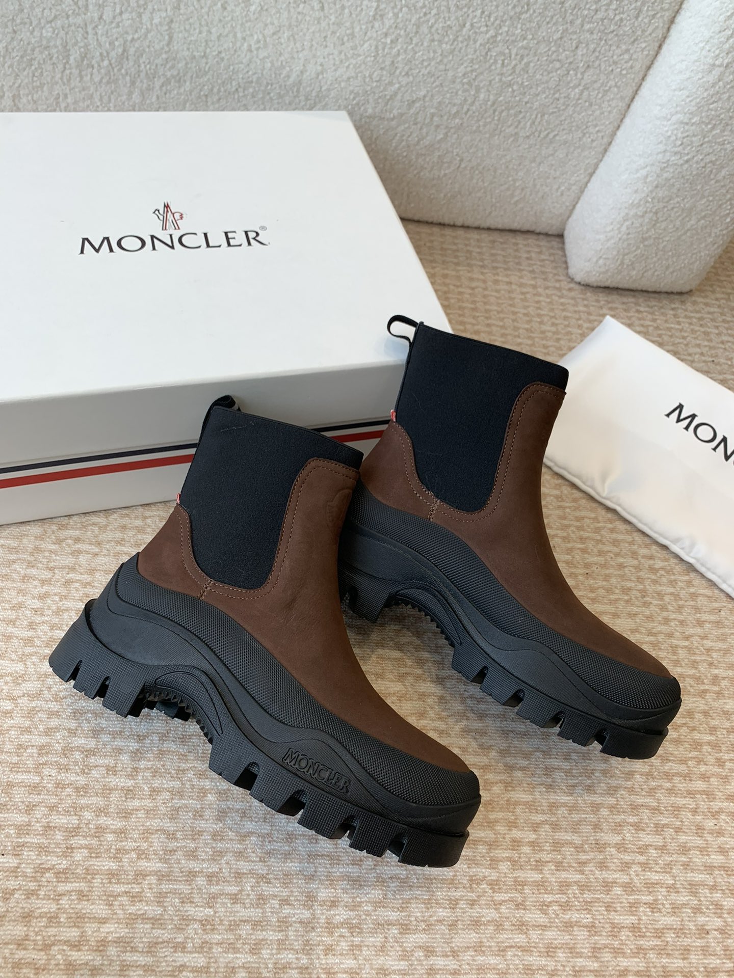 Moncler Union 24s Light Field Boots for Autumn and Winter Adventures - 图片 5