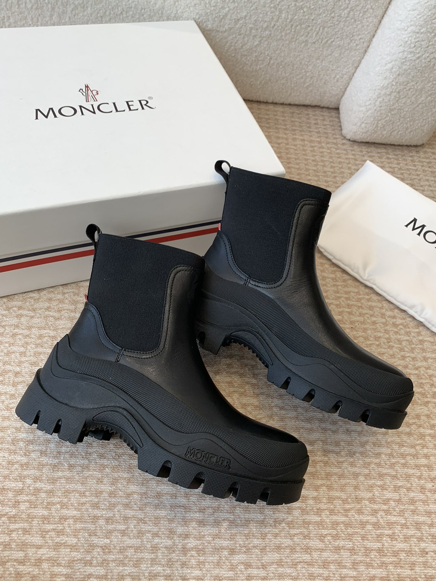 Moncler Union 24s Light Field Boots: Comfortable, Stylish, and Functional - 图片 7