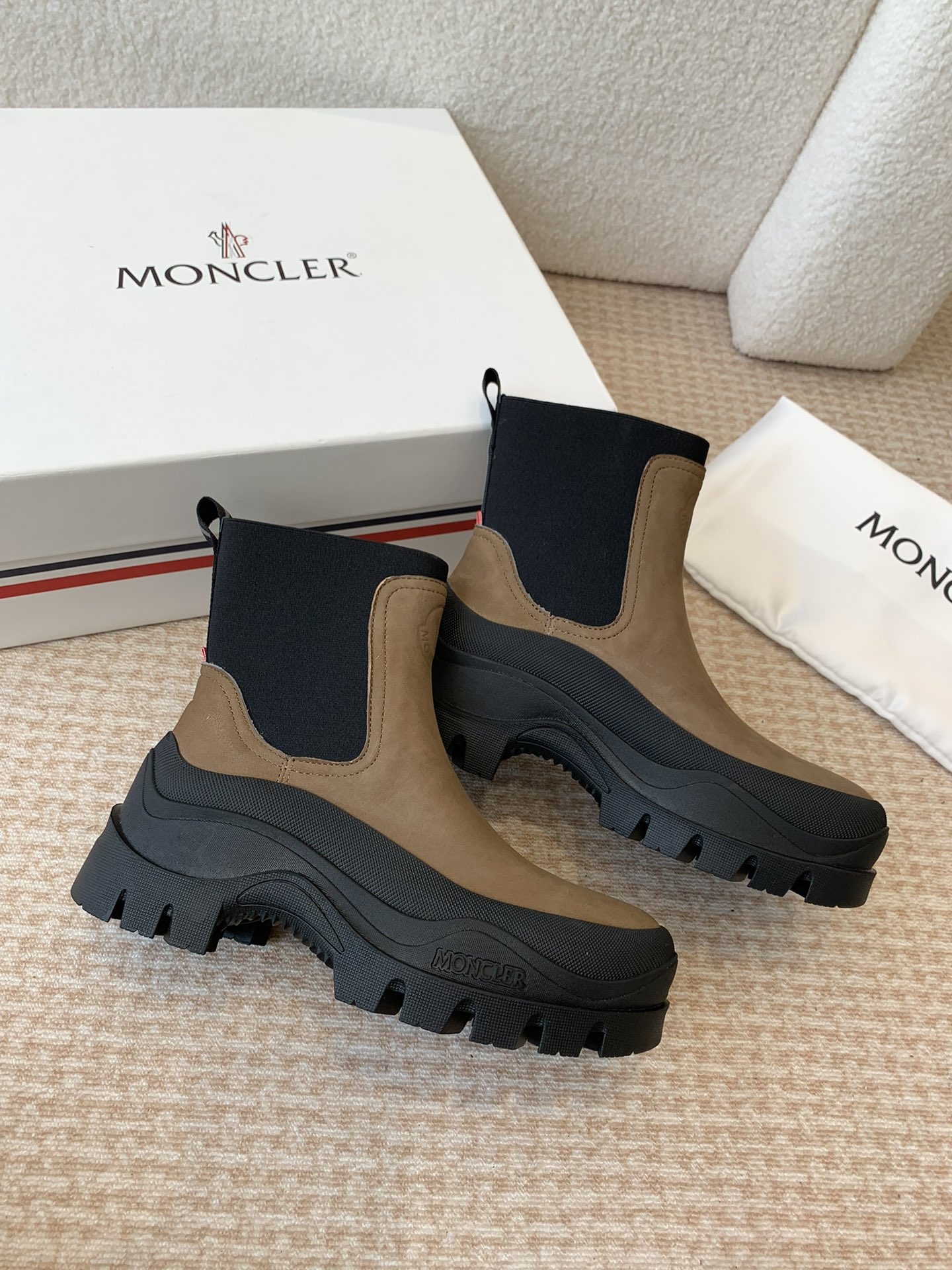Moncler Union 24s Light Field Boots for Autumn and Winter Adventures - 图片 3