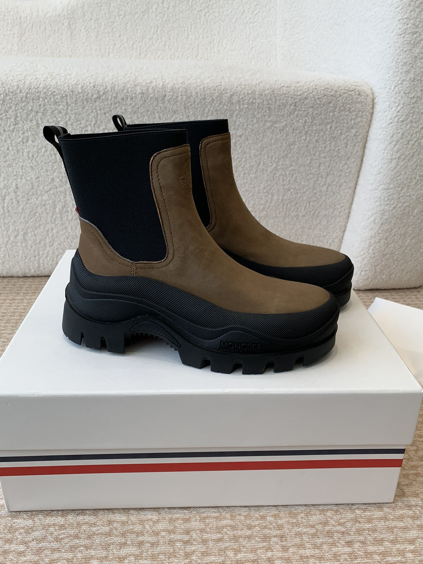 Moncler Union 24s Light Field Boots for Autumn and Winter Adventures - 图片 5