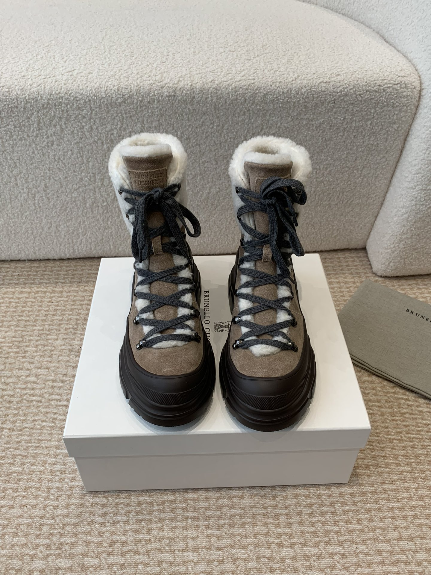 NO:616942,BC ss new fall and winter product Woolen Boots BrunelloCucinelli The classic inspiration from loafers defines the modern and elegant style of this new rubber-soled shoe. The precious imported calf leather shows unique mottled textures, and the ultra-light natural rubber sole allows you to show your fashionable character in comfort. It brings you better comfort, and it is a classic shoe that you won’t want to take off when you put it on. The original version is reproduced one-to-one. Two ways to wear it!  Very versatile. Fabric Niu Jing + woolen yarn lining and inner lining. Size #35-42 (40 41 42 custom made, non-returnable) No. 101139025, snow boots, brunello cucinelli, loafers, boots19860909BC ss秋冬新品 毛线筒短靴 BrunelloCucinelli 源自乐福鞋的经典灵感定义了这款新胶底鞋的现代优雅风格. 珍贵的进口小牛京皮上展现着别致的斑驳,与超轻盈的天然橡胶鞋底.让您在舒适中彰显时尚性格. 给您带来更好的舒适度,又是款穿上就不愿脱下的一款经典鞋款,原版一比一复刻.两种穿搭！非常百搭 面料牛京+羊毛毛线筒内里皮里 Size#35-42（40 41 42订做不退换） 编号101139025,雪地靴,brunello cucinelli,loafers,boots,Women's Shoes