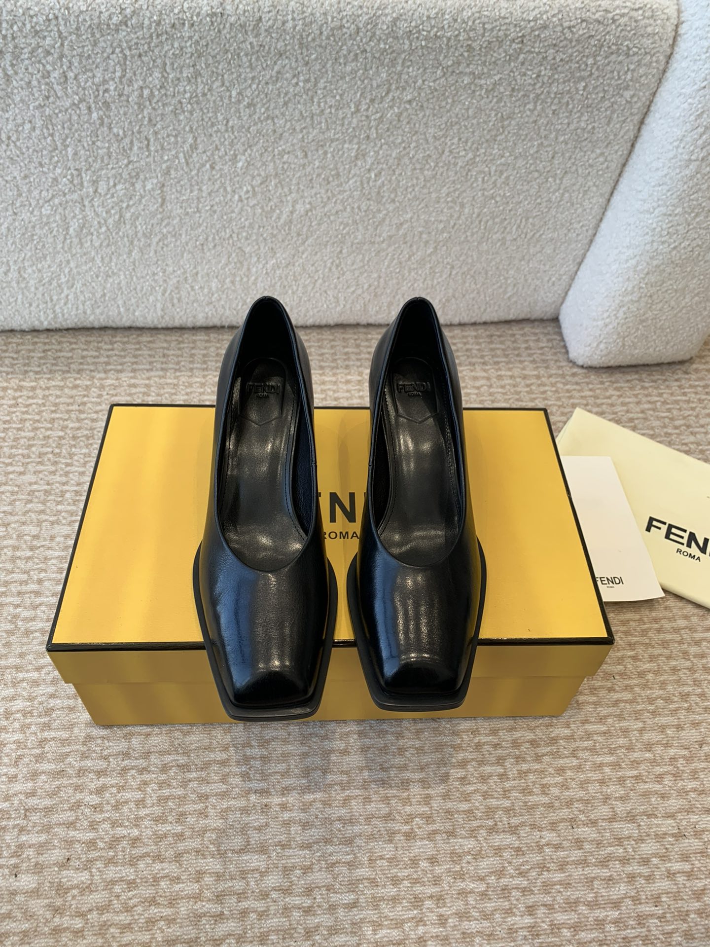 FENDI P788FENDI 24ss New Show: Unique Shoe Collection in Circle Design - 图片 1