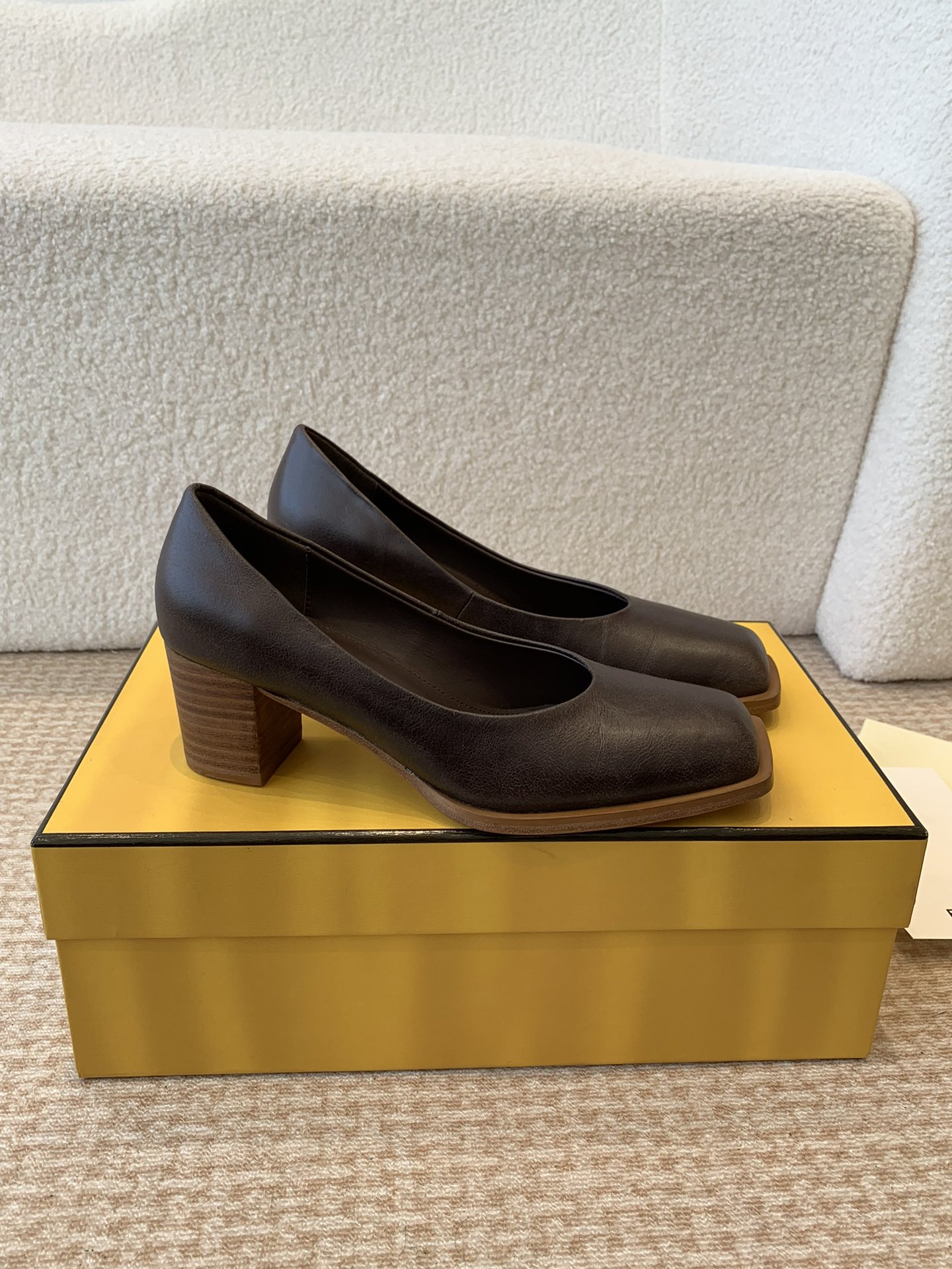 P788FENDI New Show: Luxe Custom Shoes with Unique Design and Materials - 图片 4