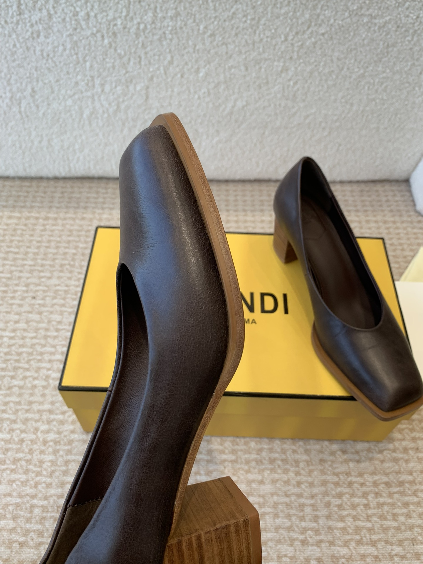 P788FENDI New Show: Luxe Custom Shoes with Unique Design and Materials - 图片 8
