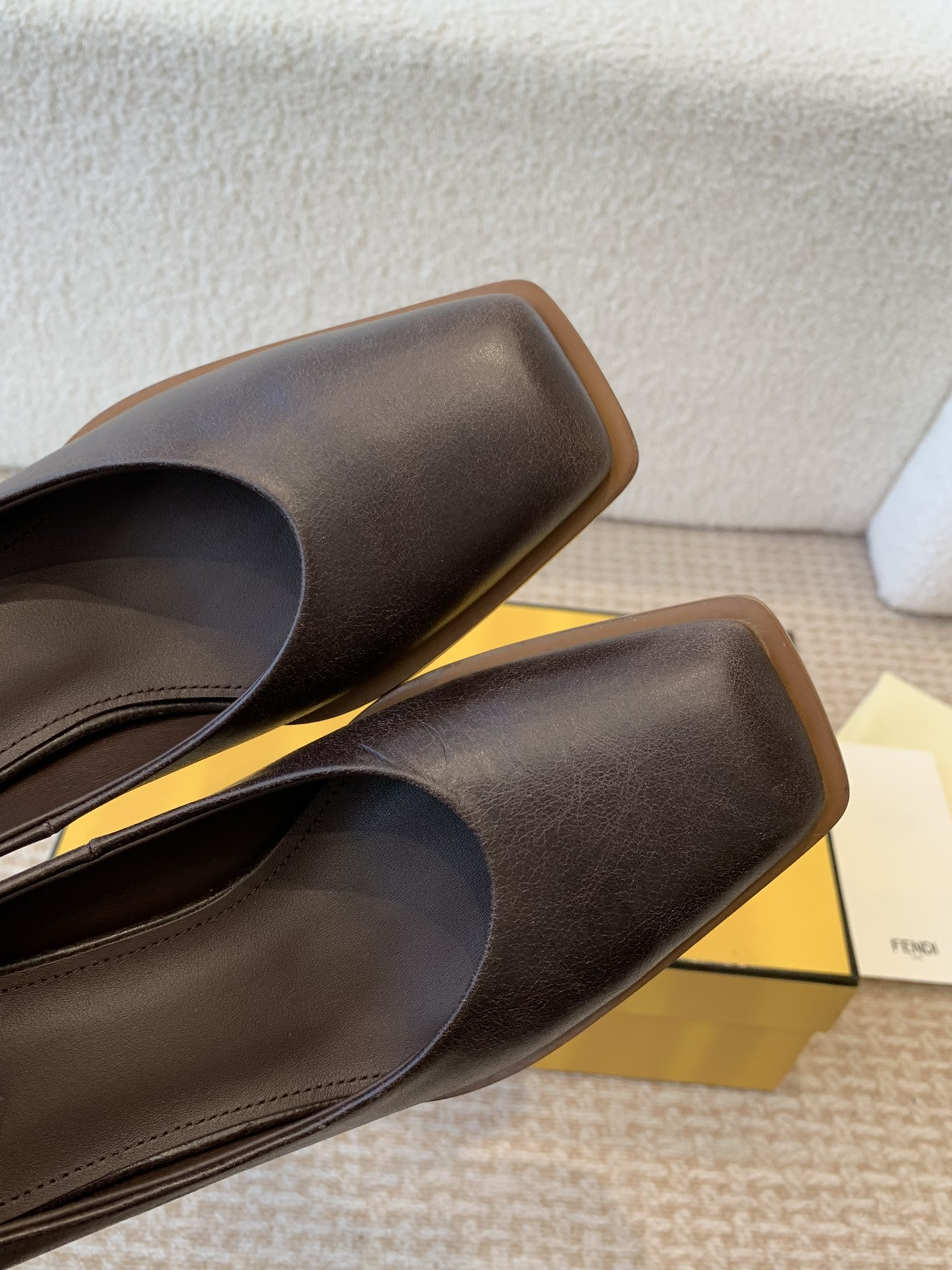 P788FENDI New Show: Luxe Custom Shoes with Unique Design and Materials - 图片 7