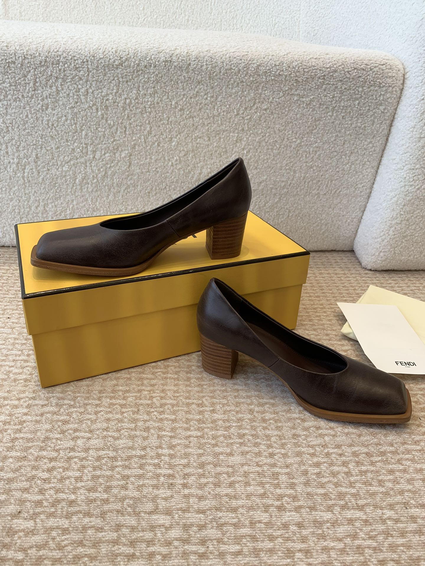 P788FENDI New Show: Luxe Custom Shoes with Unique Design and Materials - 图片 3