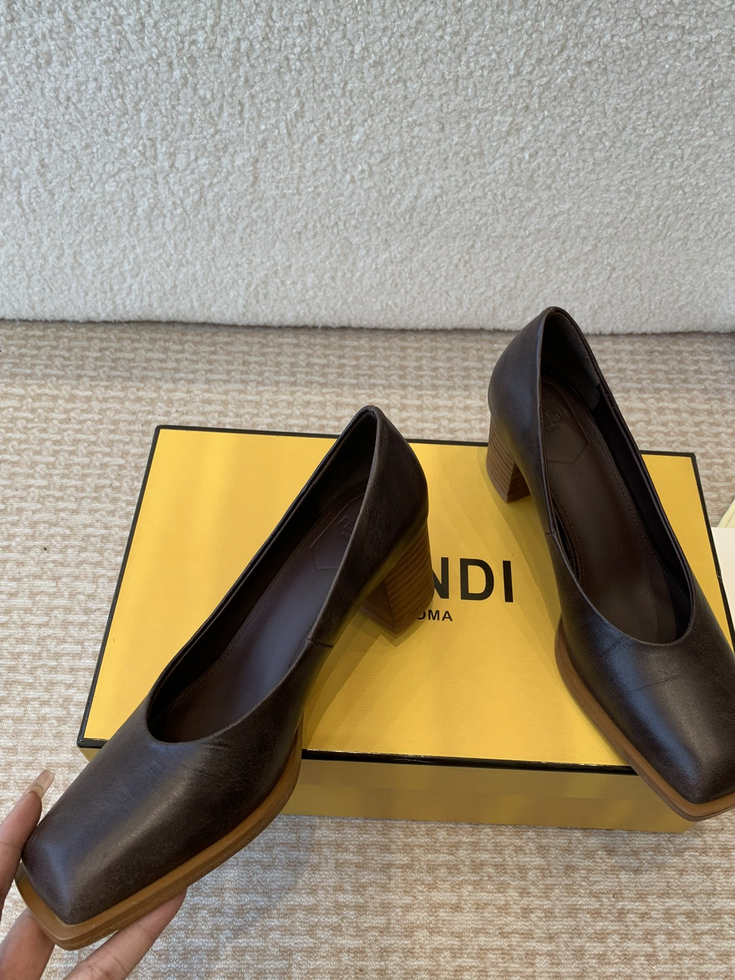 P788FENDI New Show: Luxe Custom Shoes with Unique Design and Materials - 图片 6