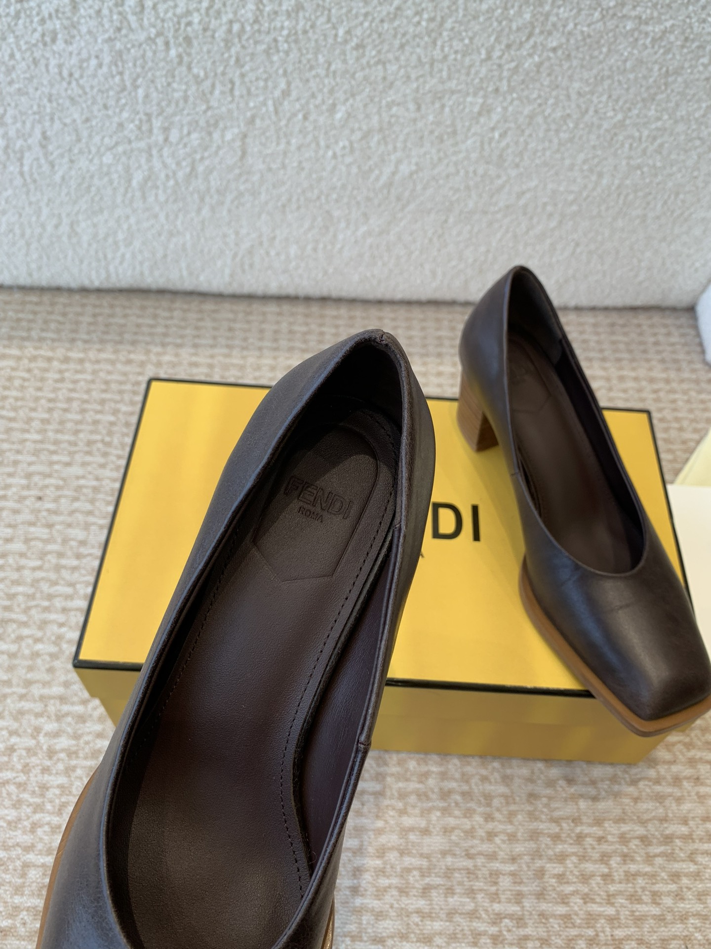 P788FENDI New Show: Luxe Custom Shoes with Unique Design and Materials - 图片 5