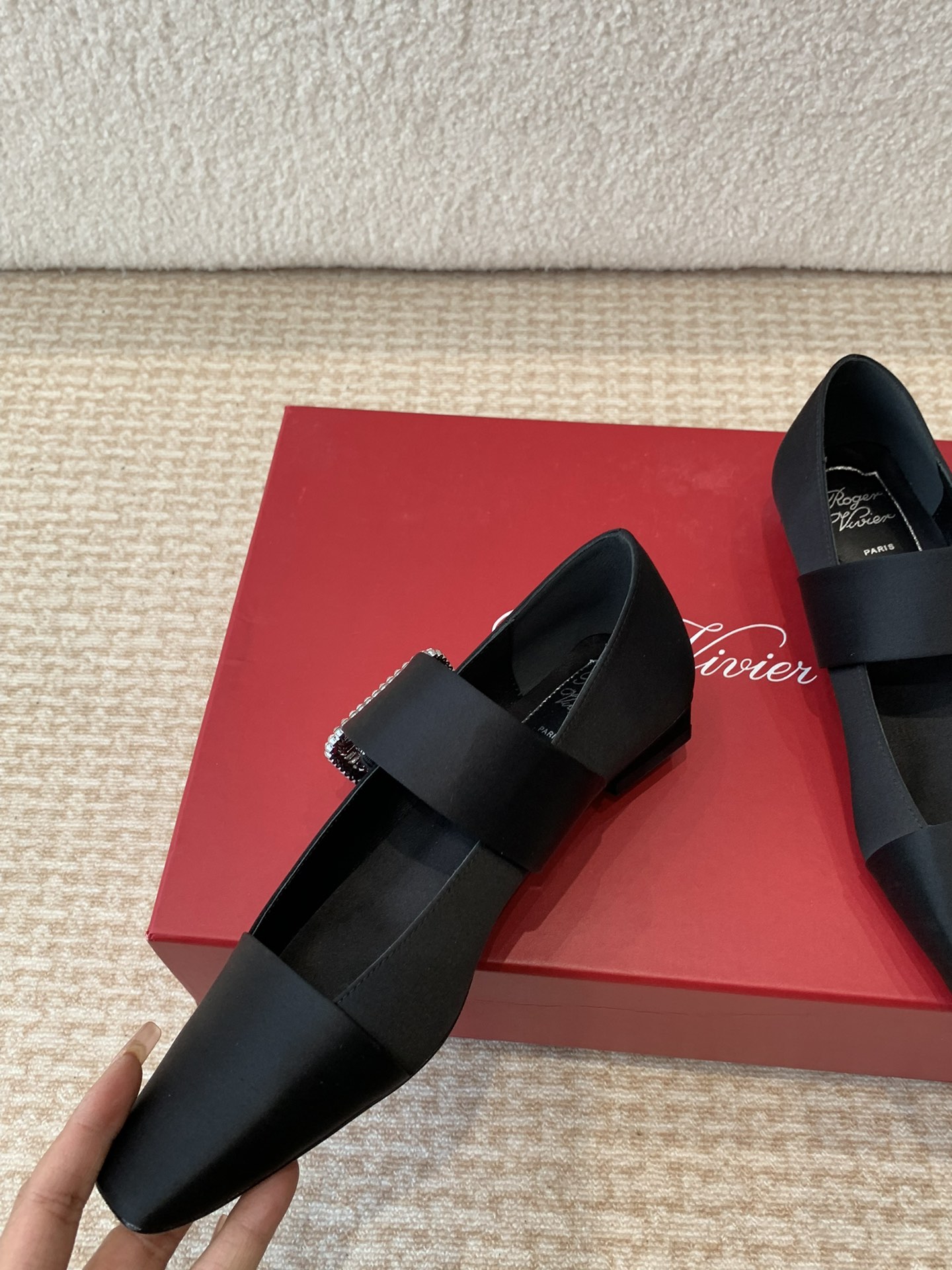 Roger Vivier RV最新款钻扣真丝方头粗跟系列显玛丽珍单 4