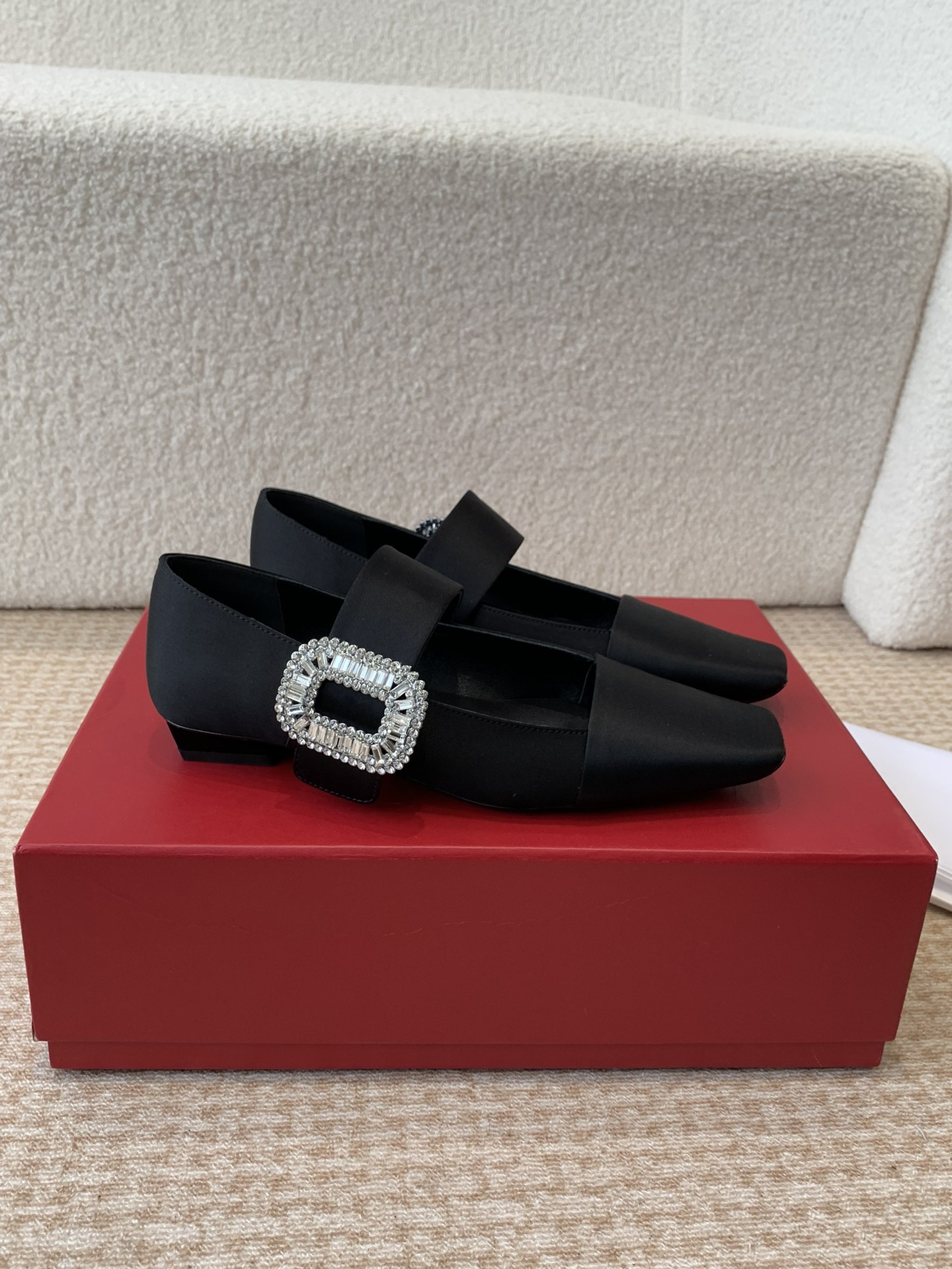 Roger Vivier RV最新款钻扣真丝方头粗跟系列显玛丽珍单 2