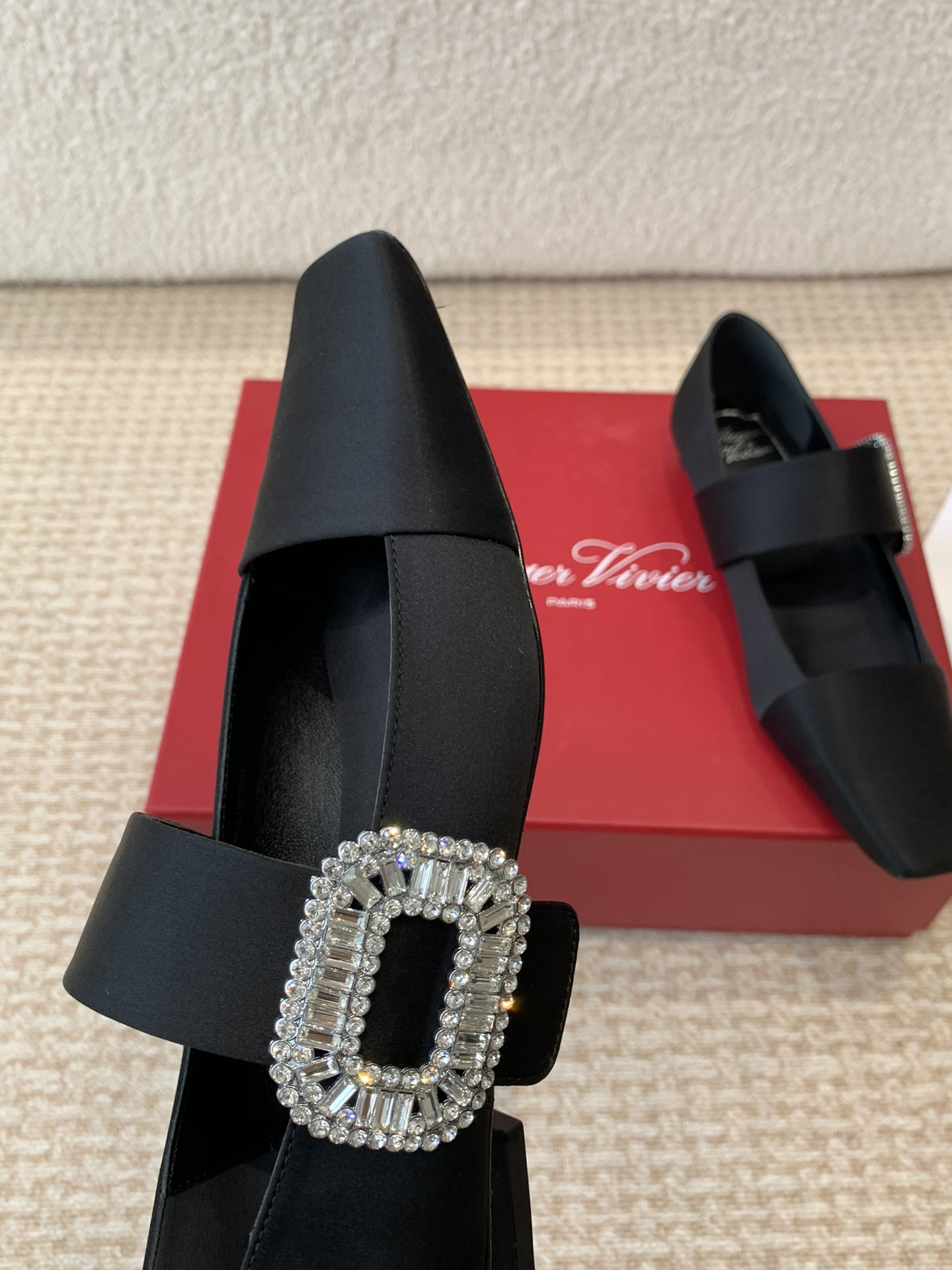 Roger Vivier RV最新款钻扣真丝方头粗跟系列显玛丽珍单 8