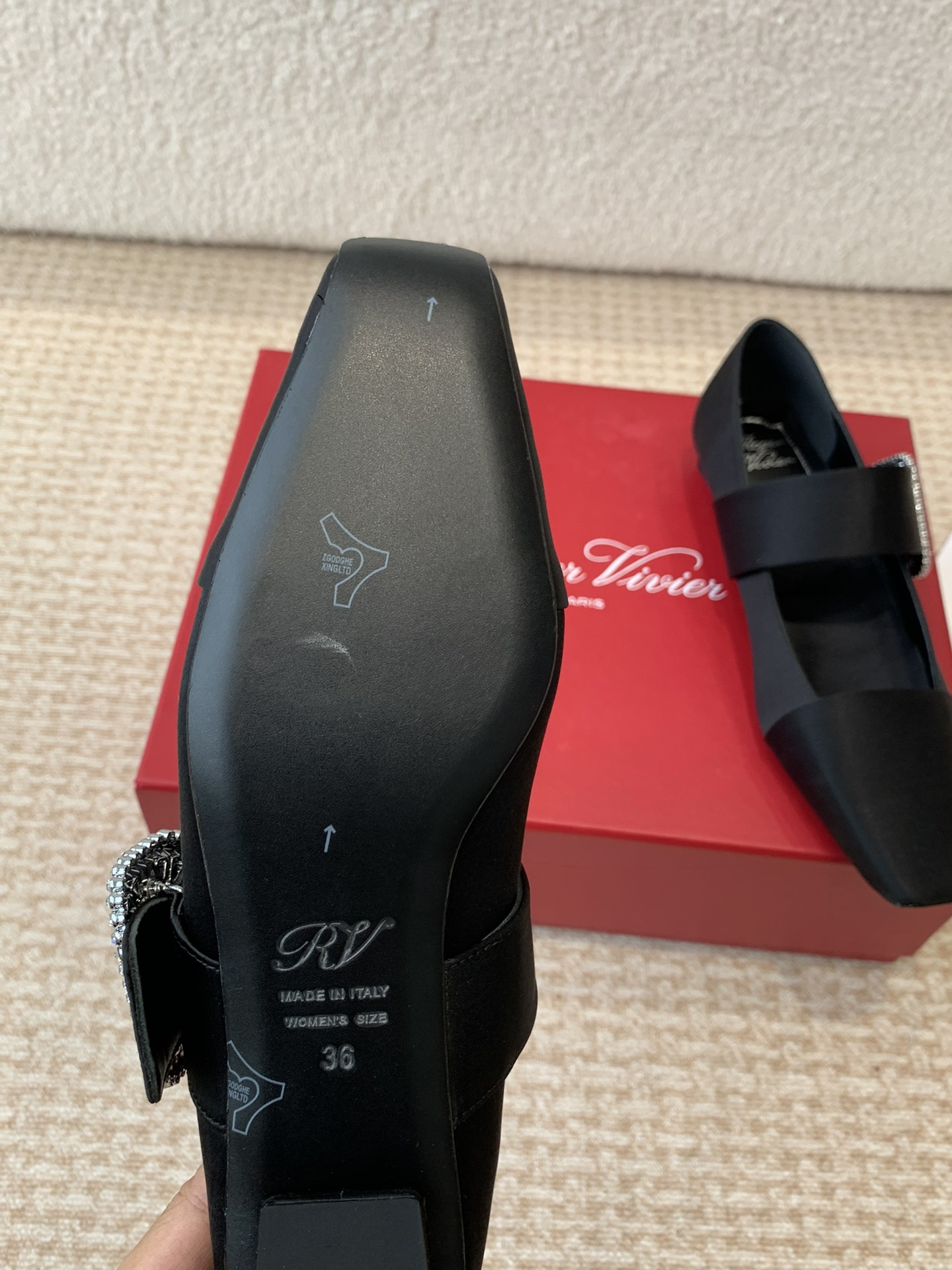 Roger Vivier RV最新款钻扣真丝方头粗跟系列显玛丽珍单 9