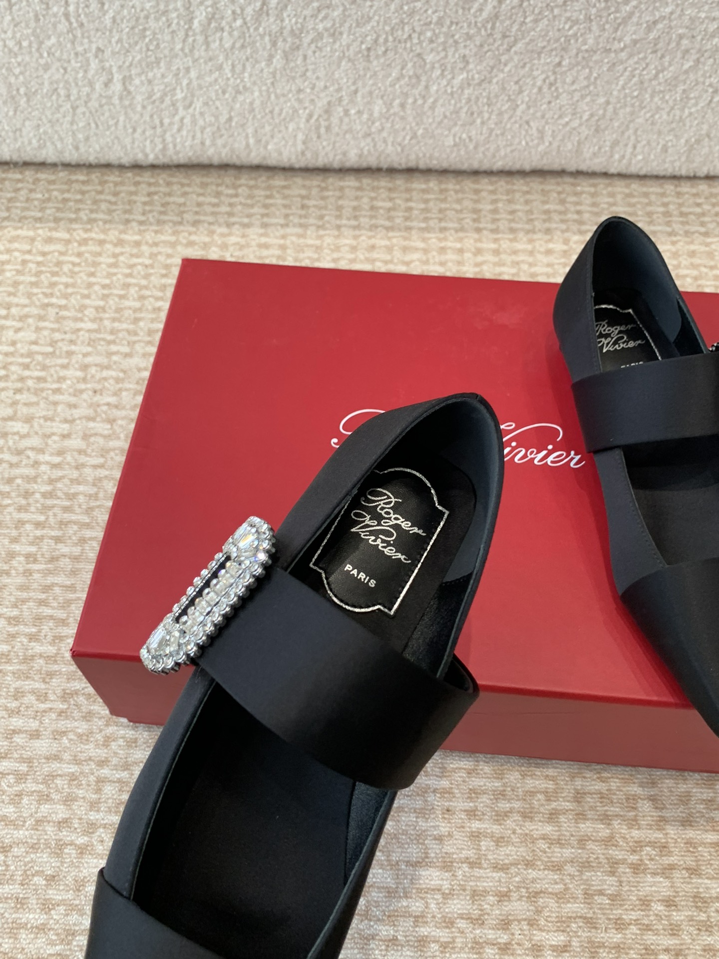 Roger Vivier RV最新款钻扣真丝方头粗跟系列显玛丽珍单 3