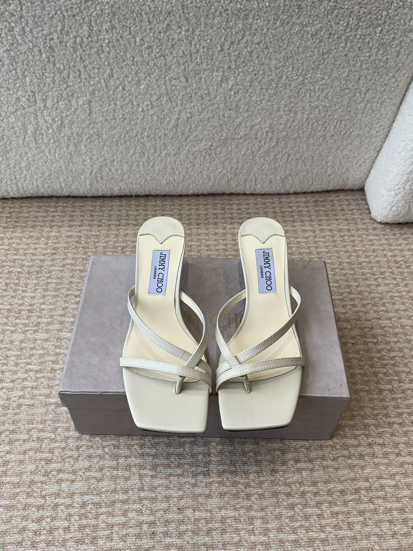 NO:238072,Jimmychoo Jimmy Weekly Ss, limited-edge square-headed water drop heels in the counter, cross-clip-flops are simple and elegant, with a craftsmanship-shaped back, giving people a refreshing and atmospheric feeling!   The same style as superstar Kendou, water drop slim high heels, famous models, and internet celebrities from all walks of life.  Different and charming sandals, all four colors are all in one go!  Fabric: Two imported lambskin Inner: imported lambskin Outsole Italian leather outsole Heel height 5.5cm Size# 35-39 (34 40 41 42 Custom made no return or replacement), high heels sandals, jimmy choo, jimmy choo, sandals, high heels, slippers, sheepskin, Leather soles19860909Jimmychoo吉米周ss,专柜限量款方头水滴跟,交叉夹脚拖鞋 简约大气,后带工形 给人清爽大气的感觉！  巨星肯豆同款 水滴细高跟 著名模特 各界名媛网红同款潮鞋！与众不同 风情万种凉鞋 四色齐发！ 面料:进口小羊皮两种 内里:进口小羊皮 大底意大利真皮大底 跟高5.5cm Size# 35-39(34 40 41 42 定做不退不换),高跟鞋凉鞋,jimmy choo,jimmy choo,sandals,high heels,slippers,sheepskin,Leather soles,Women's Shoes