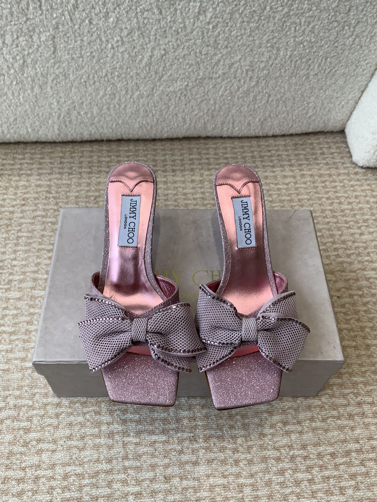 NO:238075,Jimmychoo, limited-edge square-to-slim heels, bows and slippers are simple and elegant, with a craftsmanship-shaped back, giving people a refreshing and atmospheric feeling!   The same style as superstar Kendou, famous models, and the same style of trendy shoes as famous socialites from all walks of life!  Different style sandals Fabric: imported original molded Grit Lift: imported lambskin Outsole Italian leather outsole Heel height 6.5cm Size# 35-39 (34 40 41 42 Custom made no return or replacement), high heels sandals, jimmy choo, jimmy choo, sandals, high heels, slippers, sheepskin, Leather soles19860909Jimmychoo吉米周ss,专柜限量款方头细跟 蝴蝶结 拖鞋 简约大气,后带工形 给人清爽大气的感觉！  巨星肯豆同款 著名模特 各界名媛网红同款潮鞋！与众不同 风情万种凉鞋 面料:进口原版开模格利特 内里:进口小羊皮 大底意大利真皮大底 跟高6.5cm Size# 35-39(34 40 41 42 定做不退不换),高跟鞋凉鞋,jimmy choo,jimmy choo,sandals,high heels,slippers,sheepskin,Leather soles,Women's Shoes