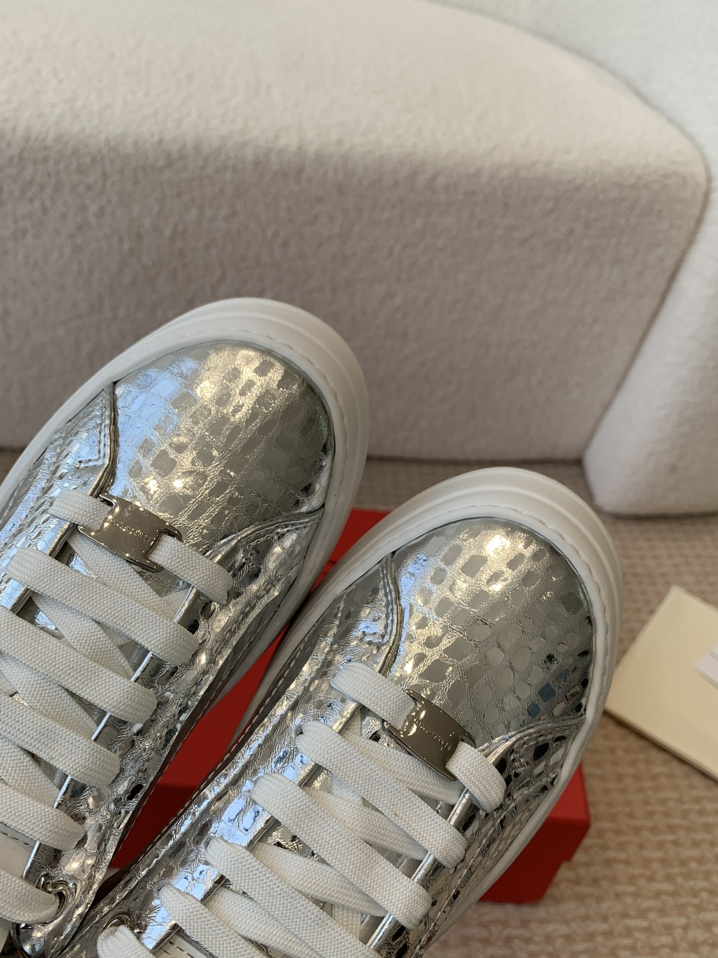 Feragamo Thick Sole Leisure Shoes: Innovative Design with Premium Materials - 图片 6
