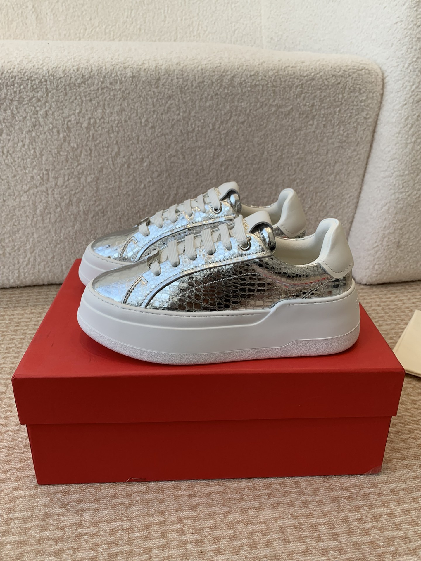 Feragamo Thick Sole Leisure Shoes: Innovative Design with Premium Materials - 图片 5