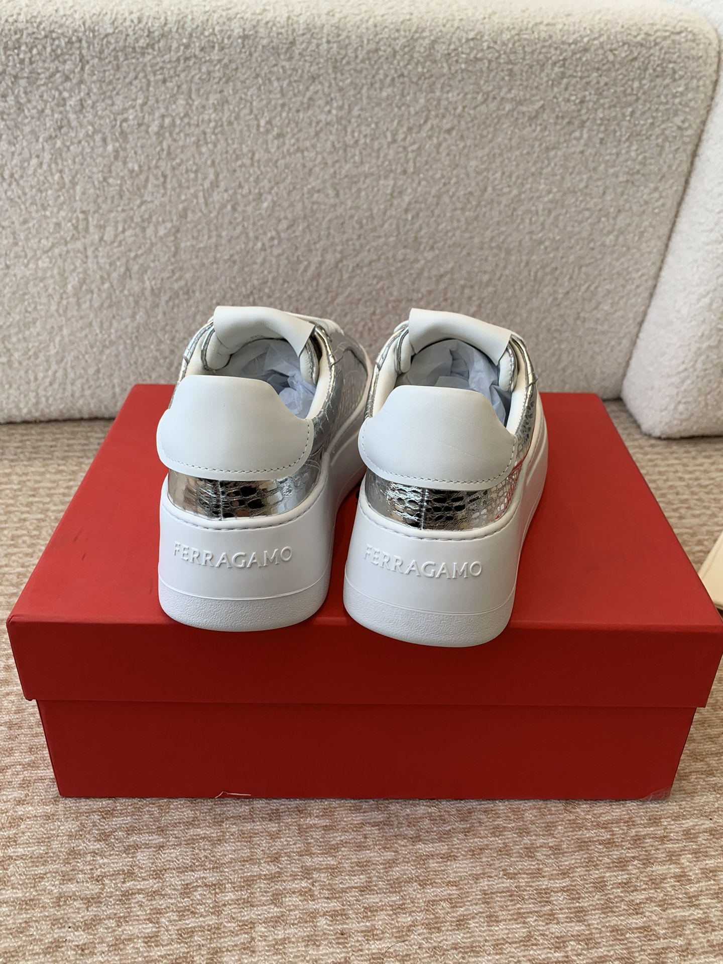Feragamo Thick Sole Leisure Shoes: Innovative Design with Premium Materials - 图片 3