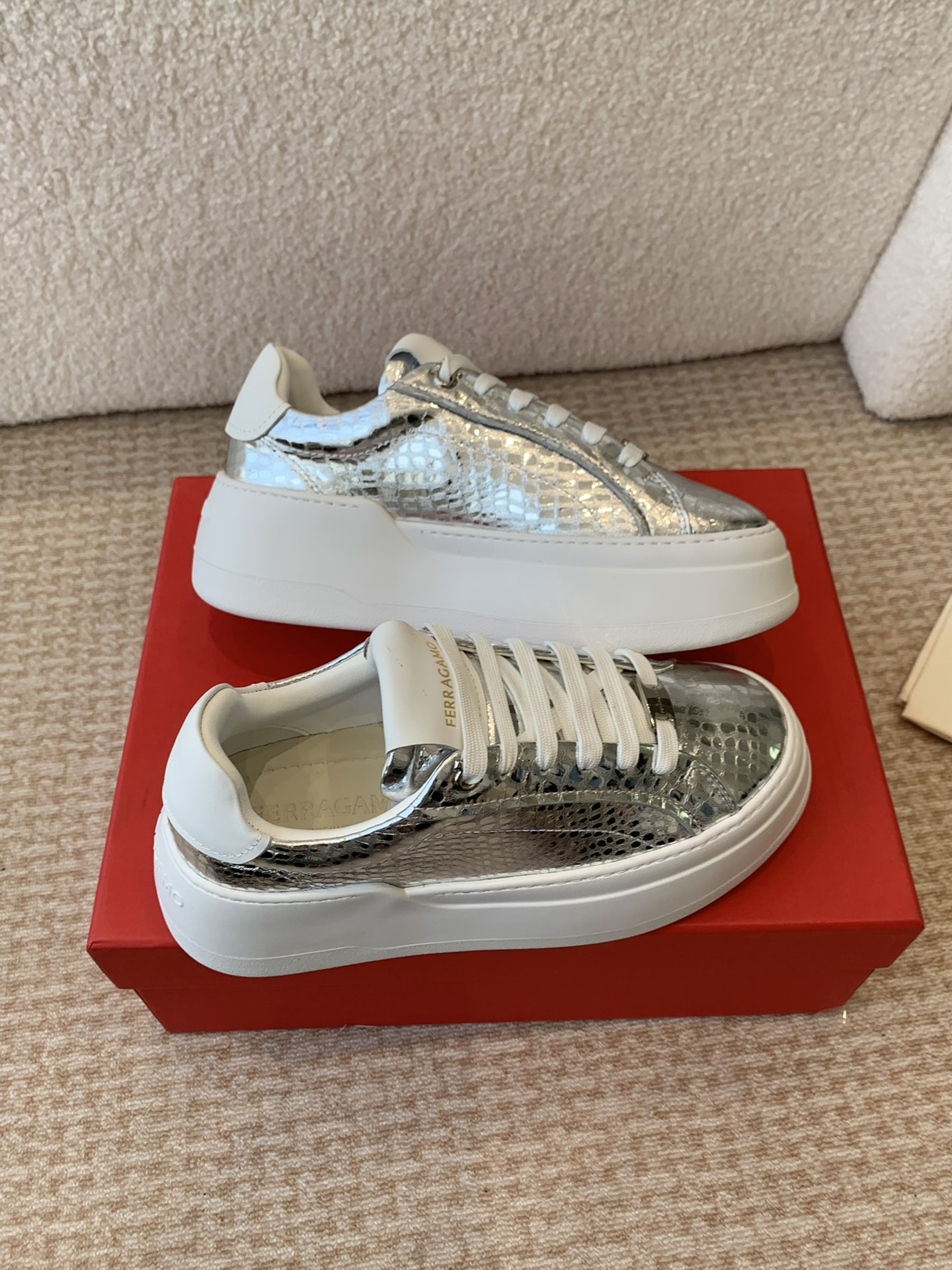 Feragamo Thick Sole Leisure Shoes: Innovative Design with Premium Materials - 图片 8