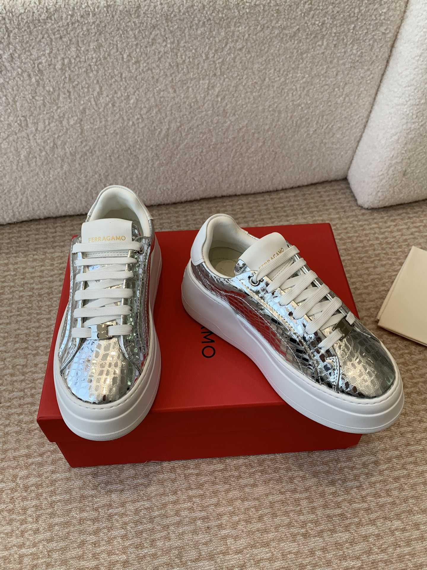 Feragamo Thick Sole Leisure Shoes: Innovative Design with Premium Materials - 图片 7