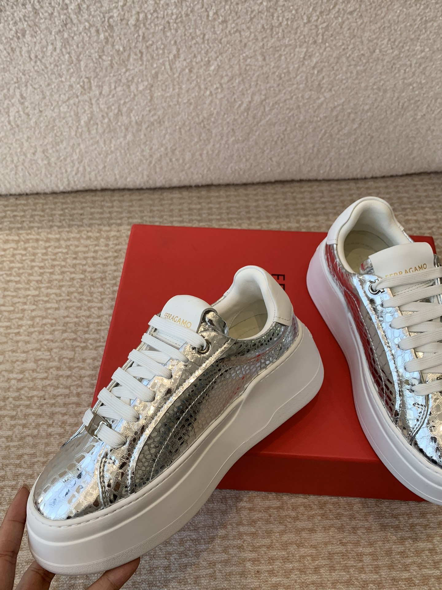 Feragamo Thick Sole Leisure Shoes: Innovative Design with Premium Materials - 图片 4