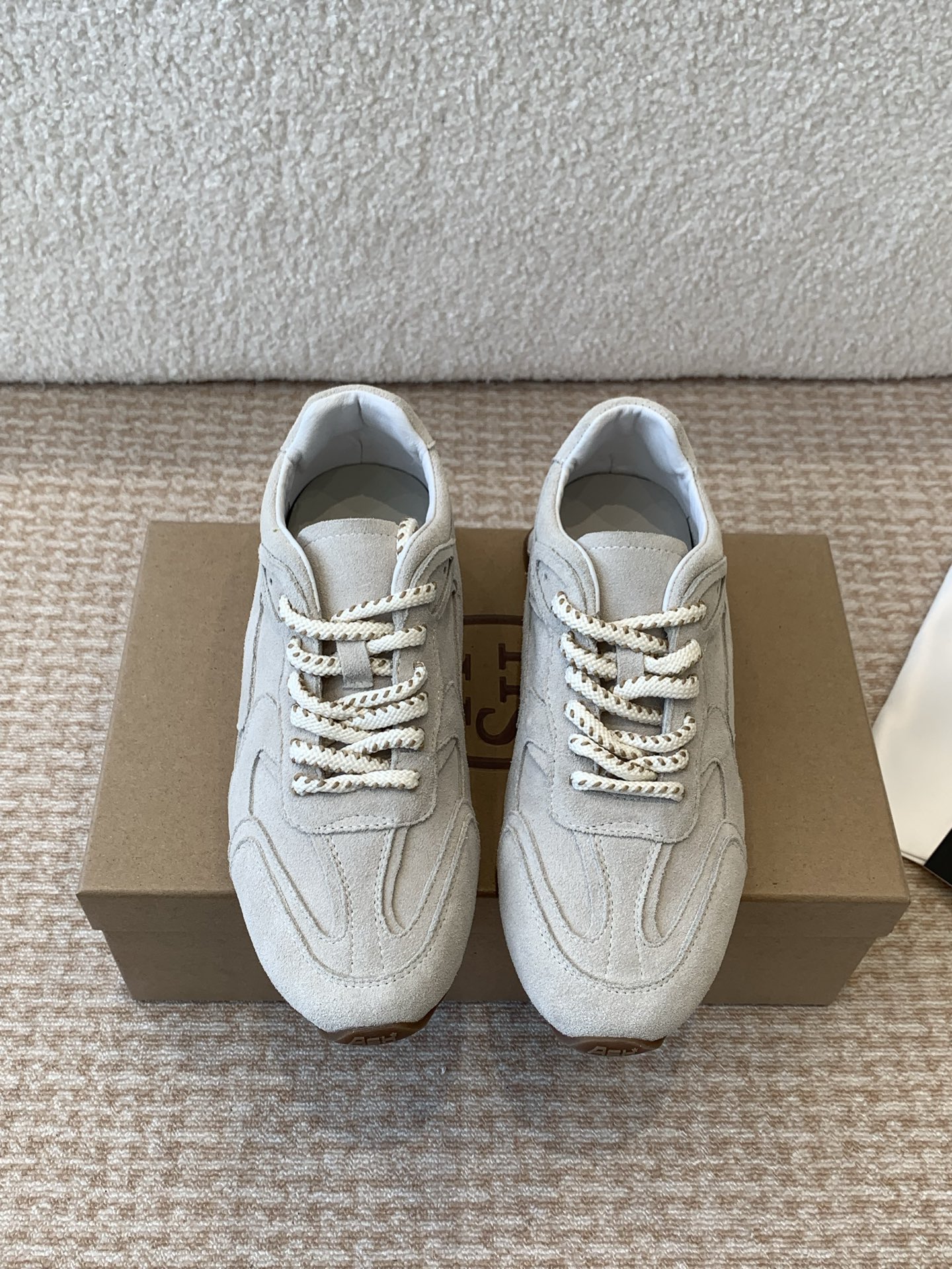 NO:174293,Leather net full leather ASH 25ss spring and summer new Italian light luxury brand German training shoes white shoes high-quality cowhide leather colorful shoe label breathable hole design tough star casual series, simple design punched breathable shoe body, light rebound and heightened sole fabric high mercerized beef reverse velvet original mold opening mesh sole rubber sole inner sheepskin Size#35-40 (40 custom made without return or exchange), casual shoes/sports shoes, sneakers, cowhide, sheepskin19860909皮网 全皮 ASH 25ss 春夏新款 意大利轻奢潮牌 德训鞋 小白鞋优质牛皮多彩鞋标透气孔设计坚韧 明星同款休闲系列,简约设计的冲孔透气鞋身,搭配轻盈回弹增高鞋底 面料高丝光牛反绒原版开模网布 鞋底橡胶大底 内里羊皮  Size#35-40（40定做不退换）,休闲鞋/运动鞋,sneakers,cowhide,sheepskin,Women's Shoes