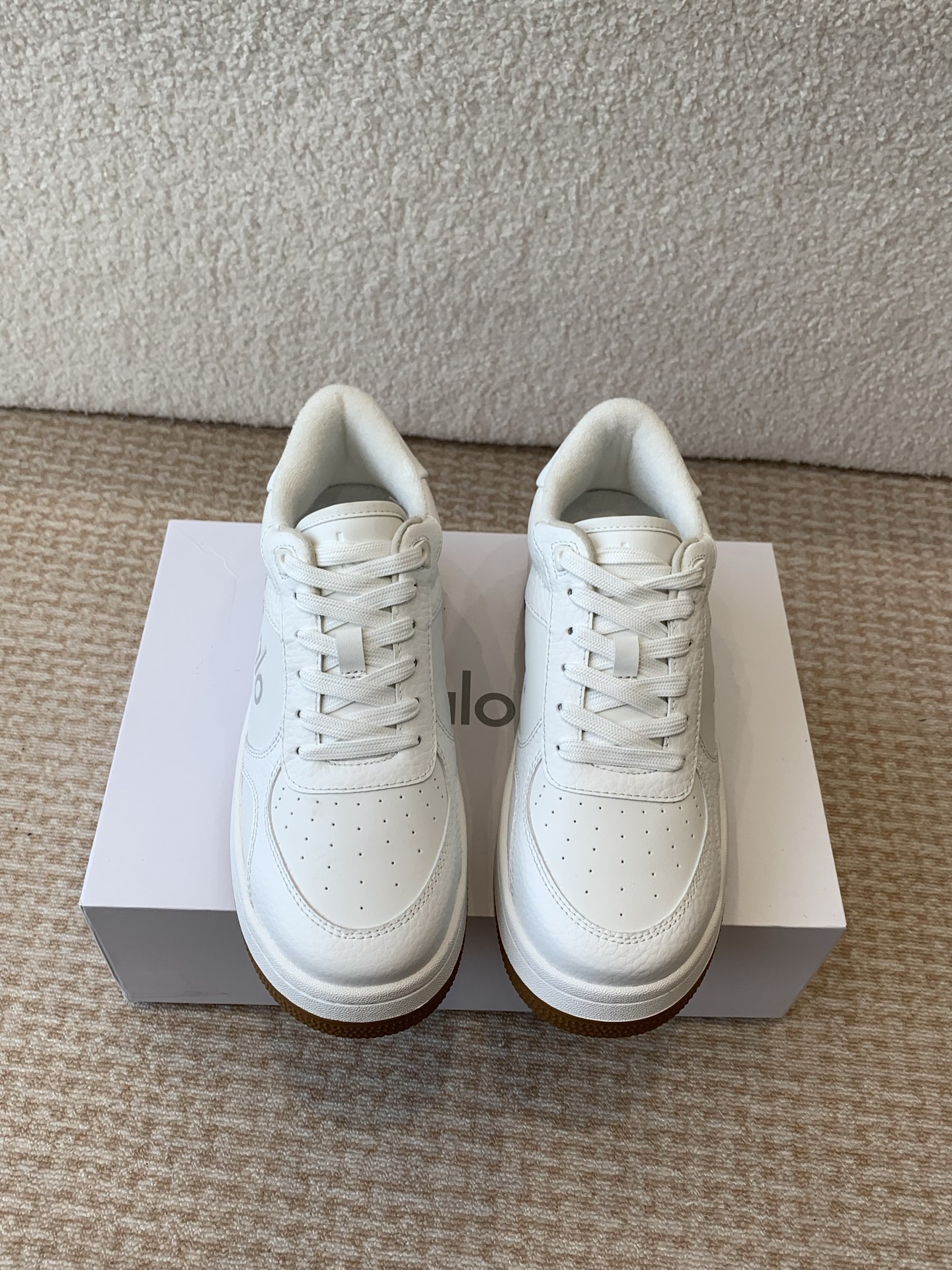 NO:174296,alo25s spring and summer new style color-blocking white shoes thick-soled comfortable and casual style alo understands girls better than Nike!  Super versatile!  And super comfortable!  It's a thick bottom but it's not heavy at all on the feet!  Very lightweight!  It looks better when putting on socks!  And it is recommended by celebrities. It is a model that increases your legs and makes your legs look thinner!  Super suitable for us small girls~ the shoes are also a classic color-blocking and contrasting design with the delicate leather texture on the upper!  !  Material cowhide, inner li sheep, outsole pure natural rubber outsole Size#35-40 (40 custom made without return or exchange), casual shoes/sports shoes, sneakers, cowhide19860909alo25s 春夏新款 拼色小白鞋厚底舒适休闲款 alo比耐克更懂女生！上脚超级百搭！而且超级舒适！是厚底款但是上脚一点都不沉重！ 非常轻便！套上袜套搭配更好看！而且还是明星同款推荐～上脚增高显腿细！ 超级适合我们小个子女生～鞋子整体也是经典的拼色撞色设计搭配鞋面细腻的真皮纹路肌理感！！ 材质牛皮 内里羊里 大底纯天然橡胶大底 Size#35-40（40定制不退换）,休闲鞋/运动鞋,sneakers,cowhide,Women's Shoes