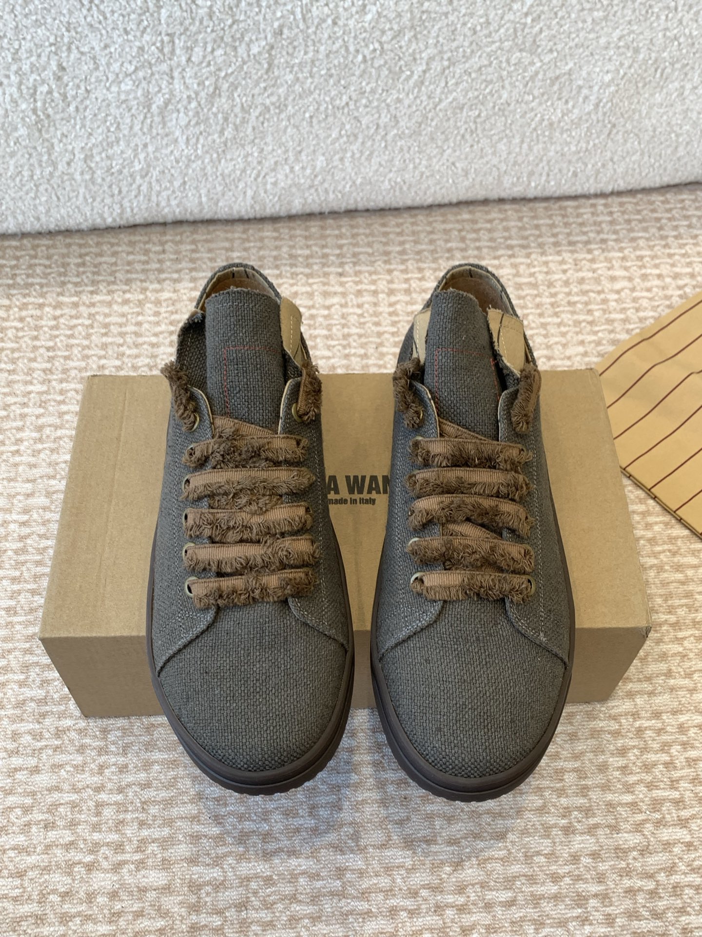 NO:174299,Uma Wang 25ss Spring and Summer Men's Lace-up Canvas Shoes It's really easy to wear! Linen Canvas Shoes I haven't been so happy with canvas shoes for a long time. The main feature is an unpopular   unique!!! It's also very suitable to wear herringbone fabrics and wool overalls in the same series as autumn and winter. The rubber soles feel very comfortable and does not grind the feet. Size#39-46 (45 46 customized, no return or exchange), casual shoes/sports shoes, sneakers19860909Uma Wang 25ss春夏 男款系带帆布鞋 真的也太好穿了吧!亚麻帆布鞋 很久没有对帆布鞋这么欢喜过了主打的就是一个冷门 别致!!! 还是人字纹的面料和秋冬同系列的羊毛背带裤一起穿也非常合适 橡胶鞋底脚感很舒适 不磨脚 Size#39-46（45 46订做不退换）,休闲鞋/运动鞋,sneakers,Women's Shoes