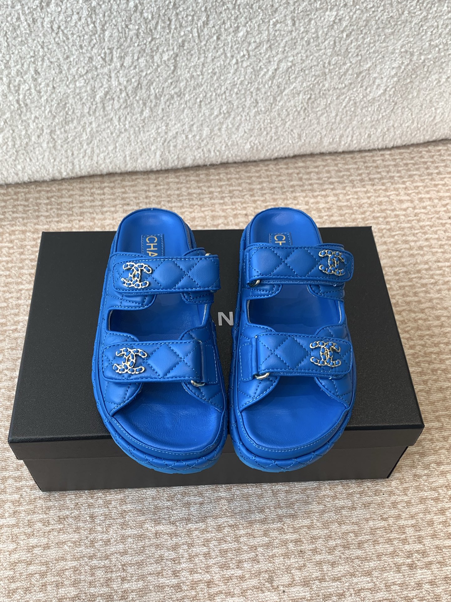 NO:173846,CHANEL 2025 Spring and Summer latest fabric - the counter mainly promotes Velcro beach sandals new color series ★★★★★ Many celebrities are here to watch, a versatile series that domestic and foreign bloggers are popular, a must-have for spring and summer wardrobe matching, the first choice for sandals. Upper imported super soft sheepskin inner lining: imported crystal sheepskin inner lining, original mold-open custom rubber sole Shoe size: 35-39 (40, 41, 42 customized, no return or exchange) Delivery luxury latest counter synchronous packaging, semi-slipper sandals, chanel, sandals, sheepskin19860909CHANEL2025春夏最新面料——专柜主推魔术贴沙滩凉鞋新色系列上新 ★★★★★ 众多明星网红上脚,国内外博主刷爆的一个百搭系列,春夏衣橱搭配必备 凉鞋首选. 鞋面进口超柔羊皮  内里: 进口水晶羊皮内里 大底原版开模定制橡胶底 鞋码: 35-39（40、41、42定做不退换） 配送豪华最新专柜同步包装,半拖凉鞋,chanel,sandals,sheepskin,Women's Shoes