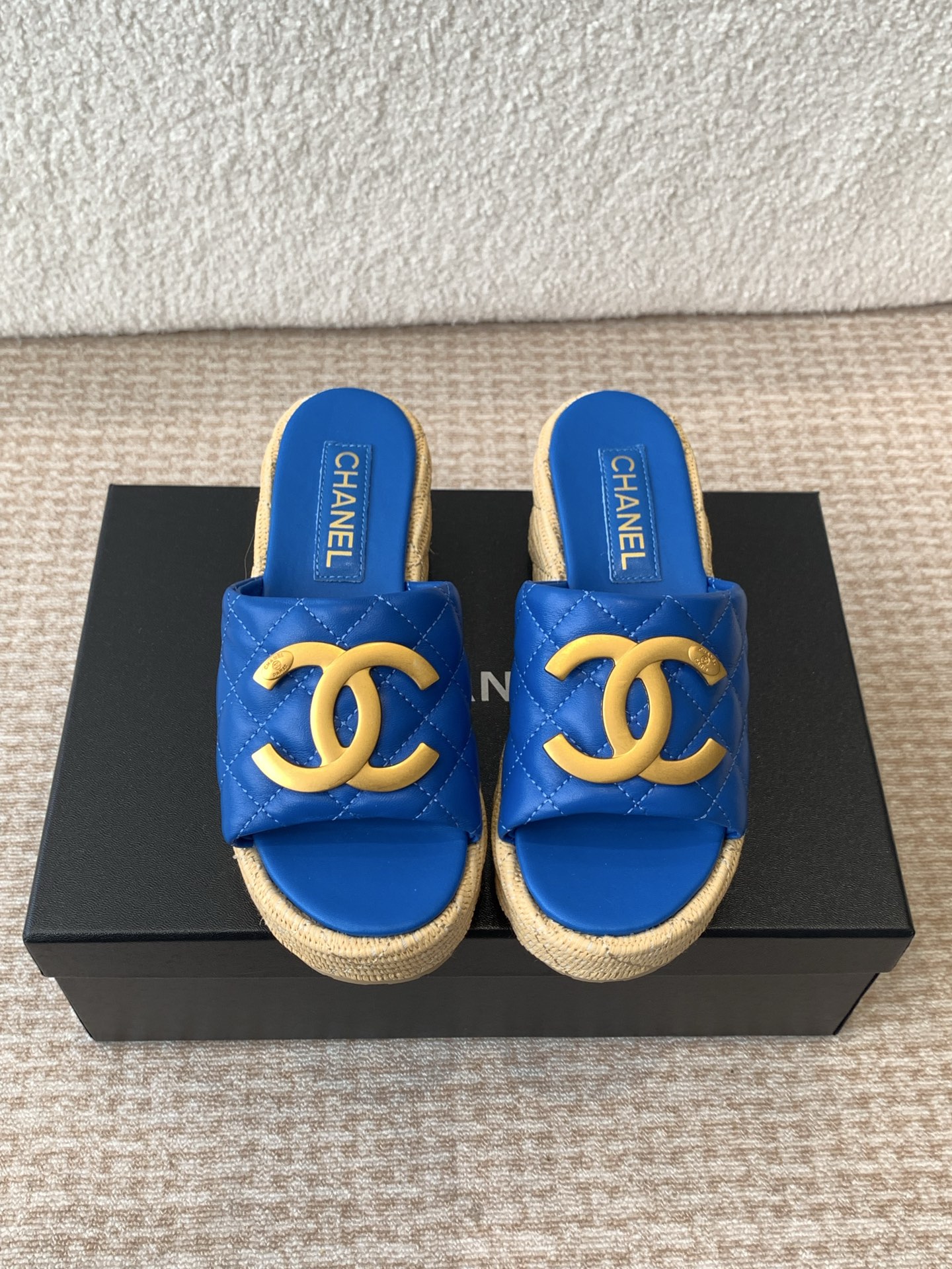 NO:174284,CHANEL2025★★★★★★ Many celebrities are popular with a versatile series that domestic and foreign bloggers are a must-have for spring and summer wardrobe matching. Sandals are the first choice. Upper imported super soft sheepskin (silk) inner lining: imported crystal sheepskin inner lining, original mold-open custom rubber sole Shoe size: 35-39 (40, 41, 42 customized, no return or exchange) Delivery luxury latest counter synchronous packaging, slippers, chanel, sandals, slippers, sheepskin, silk fabric19860909CHANEL2025★★★★★ 众多明星网红上脚,国内外博主刷爆的一个百搭系列,春夏衣橱搭配必备 凉鞋首选. 鞋面进口超柔羊皮（绸缎）  内里: 进口水晶羊皮内里 大底原版开模定制橡胶底 鞋码: 35-39（40、41、42定做不退换） 配送豪华最新专柜同步包装,拖鞋,chanel,sandals,slippers,sheepskin,silk fabric,Women's Shoes