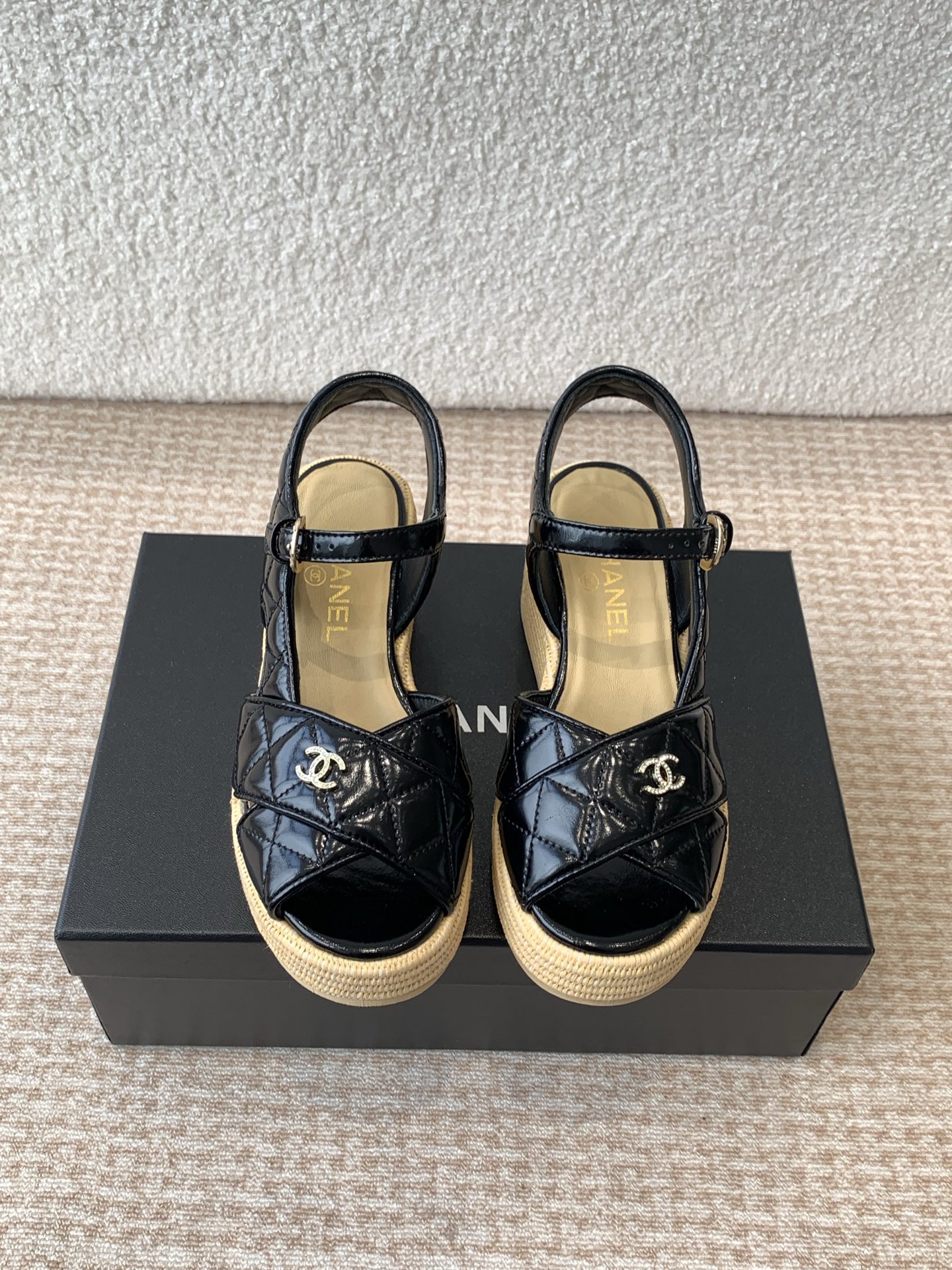 NO:173862,CHANEL 2025 Spring and Summer latest fabric ★★★★★★ Many celebrities are here to watch, a versatile series that domestic and foreign bloggers are popular. A must-have for spring and summer wardrobe matching. Sandals are the first choice. Upper imported super soft sheepskin inner lining: imported crystal sheepskin inner lining, original mold-open custom rubber sole Shoe size: 35-39 (40, 41, 42 customized, no return or exchange) Delivery luxury latest counter synchronous packaging, sandals, chanel, sandals, sheepskin19860909CHANEL2025春夏最新面料 ★★★★★ 众多明星网红上脚,国内外博主刷爆的一个百搭系列,春夏衣橱搭配必备 凉鞋首选. 鞋面进口超柔羊皮  内里: 进口水晶羊皮内里 大底原版开模定制橡胶底 鞋码: 35-39（40、41、42定做不退换） 配送豪华最新专柜同步包装,凉鞋,chanel,sandals,sheepskin,Women's Shoes