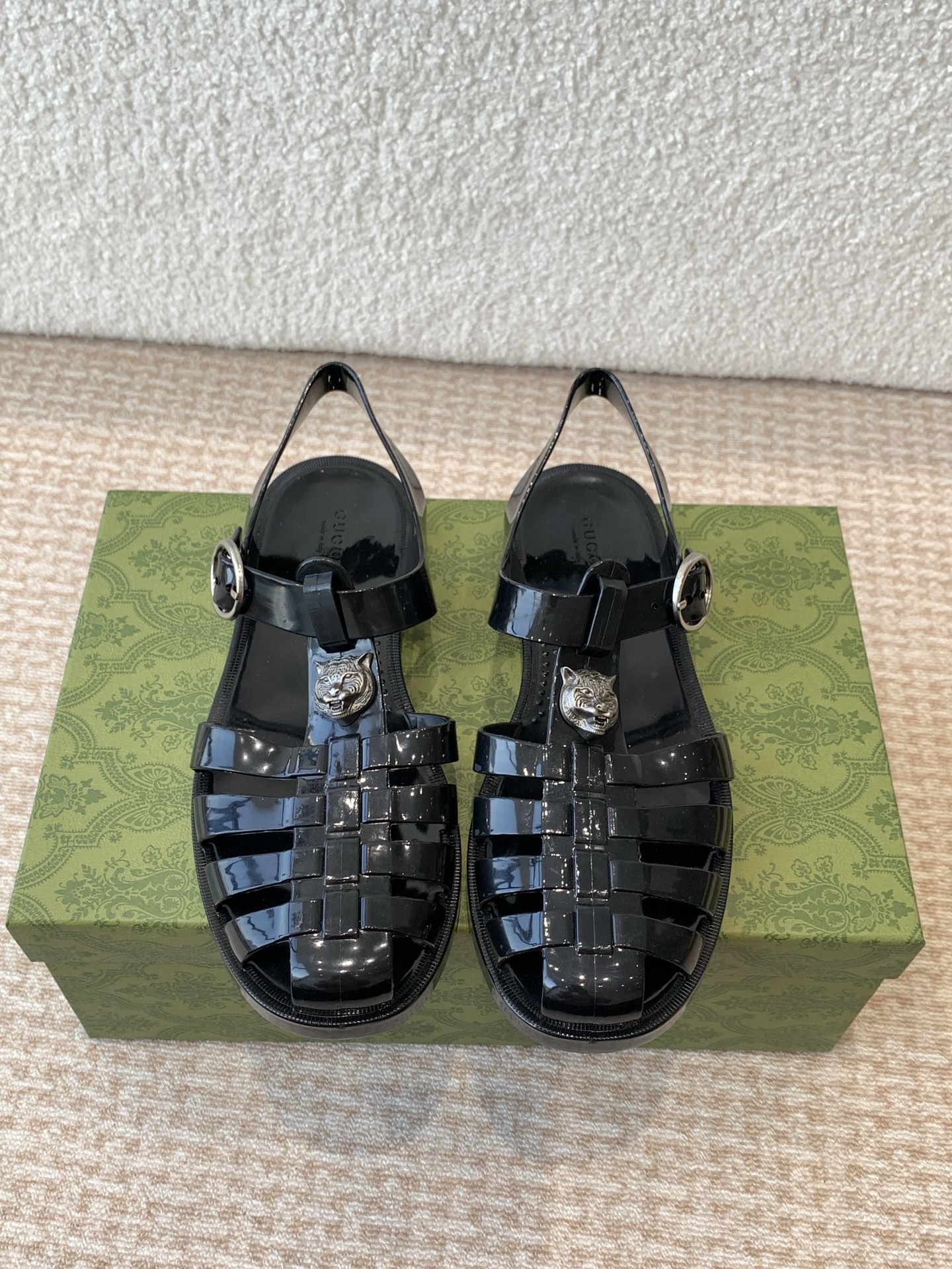 NO:174306,Gucci spring and summer new double G jelly sandals TPU material. Buy the original version in the counter, all the details and materials are the same as what you bought in the counter!  The mold took one and a half months, and the molds of a pair of shoes weighed 1 ton!  It can truly be as crystal clear as the original version!  All button hardware is truly consistent with the original version, welcome to compare details. Other versions in other markets. Size: 37-44, sandals, gucci, sandals19860909Gucci春夏新款 双G果冻凉鞋 TPU材质.专柜购买原版 ,所有细节、材料 ,全部跟你在专柜买到的都一样 ！模具耗时一个半月,一对鞋子的模具重达1吨！真正能做到和原版一样的晶莹剔透！所有扣子五金真正做到和原版一致,欢迎细节对比 其他市场其他版. Size:37-44,凉鞋,gucci,sandals,Women's Shoes