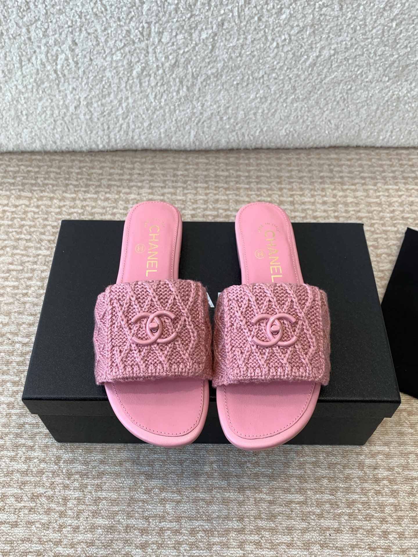 NO:174290,Chanel Xiaoxiang New Spring and Summer Holidays, Lazy Slippers Shoes, A brand new design by Xiaoxiang. The upper is purely hand-woven with double C hardware decoration. Simple and versatile feet are super beautiful. It is super beautiful no matter how you look at it. The upper is wool knitted, inner foot pad sheepskin, outsole Italian leather soles. Size#35-41 (40 41 custom made, no return or exchange), slippers, chanel, slippers, sheepskin, Leather soles19860909Chanel 小香 春夏新品度假 毛线懒人拖 鞋 小香的一款全新设计 鞋面毛线纯手工编织搭配双C五金装饰 简约百搭上脚超级美的 怎么看都超美 鞋面采用羊毛线编织 内里垫脚羊皮 大底意大利真皮大底 Size#35-41（40 41 订做不退换）,拖鞋,chanel,slippers,sheepskin,Leather soles,Women's Shoes