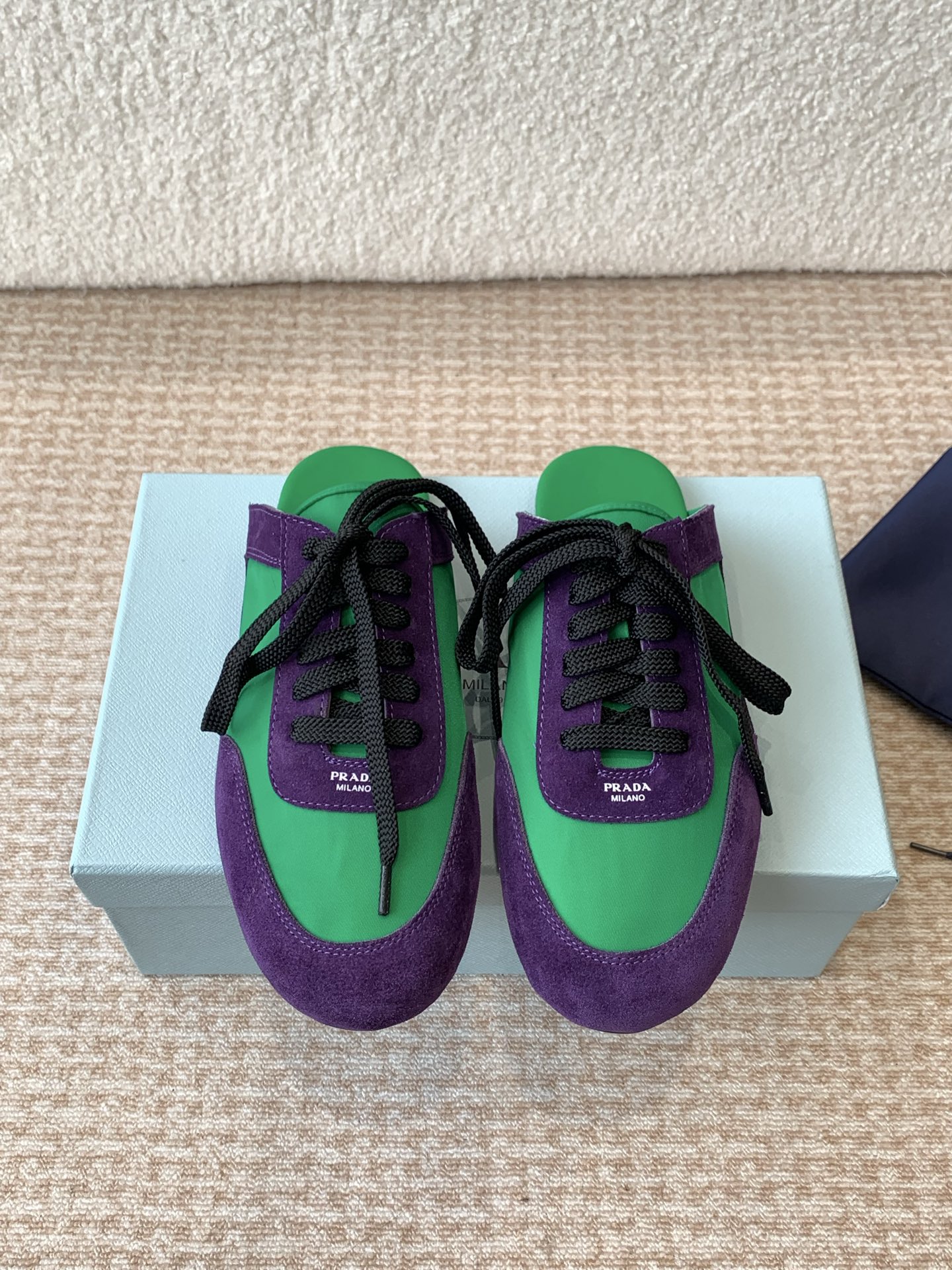 NO:174281,Prada, a new style of lightweight and thin bottom, a new style of semi-Todd training, a large bottom, a mold-opening TPU!  No rubber!  The suede on the upper has a textured texture, wrapped in sheepskin inside, soft and glutinous. The insole is thickened with lambskin, which is extremely comfortable to wear, supports and is wrapped well. The shoe shape is full of wrapping, and it is light and easy to wear, a practical casual shoe that looks tall and long legs!  White is clean and refreshing, needed all year round, and can be easily controlled with skirts and pants. Upper imported suede/original mold opening fabric, inner sheepskin, outsole TPU sole!  Different from cheap rubber bottoms on the market!  Size women 35-40 (female 40 custom made without return), casual shoes/sports shoes, prada, prada, sneakers, skirts, sheepskin, chamois leather19860909Prada 普拉达 走秀款轻便薄底新款半托德训 大底开模TPU！不做橡胶！鞋面麂皮有肌理感,内里羊皮包裹,软软糯糯的.鞋垫加厚小羊皮,踩上去无比舒适,有支撑感,又包裹得很好的感觉 鞋型包裹感十足,轻便好穿实用的一款休闲鞋,显高显大长腿！ 白色干净清爽,一年四季都需要,配裙子,裤子都能轻松驾驭  鞋面进口麂皮/原版开模布料 内里羊皮 大底TPU大底！区别市面廉价橡胶底！ Size女35-40（女40 订做不退换）,休闲鞋/运动鞋,prada,prada,sneakers,skirts,sheepskin,chamois leather,Women's Shoes