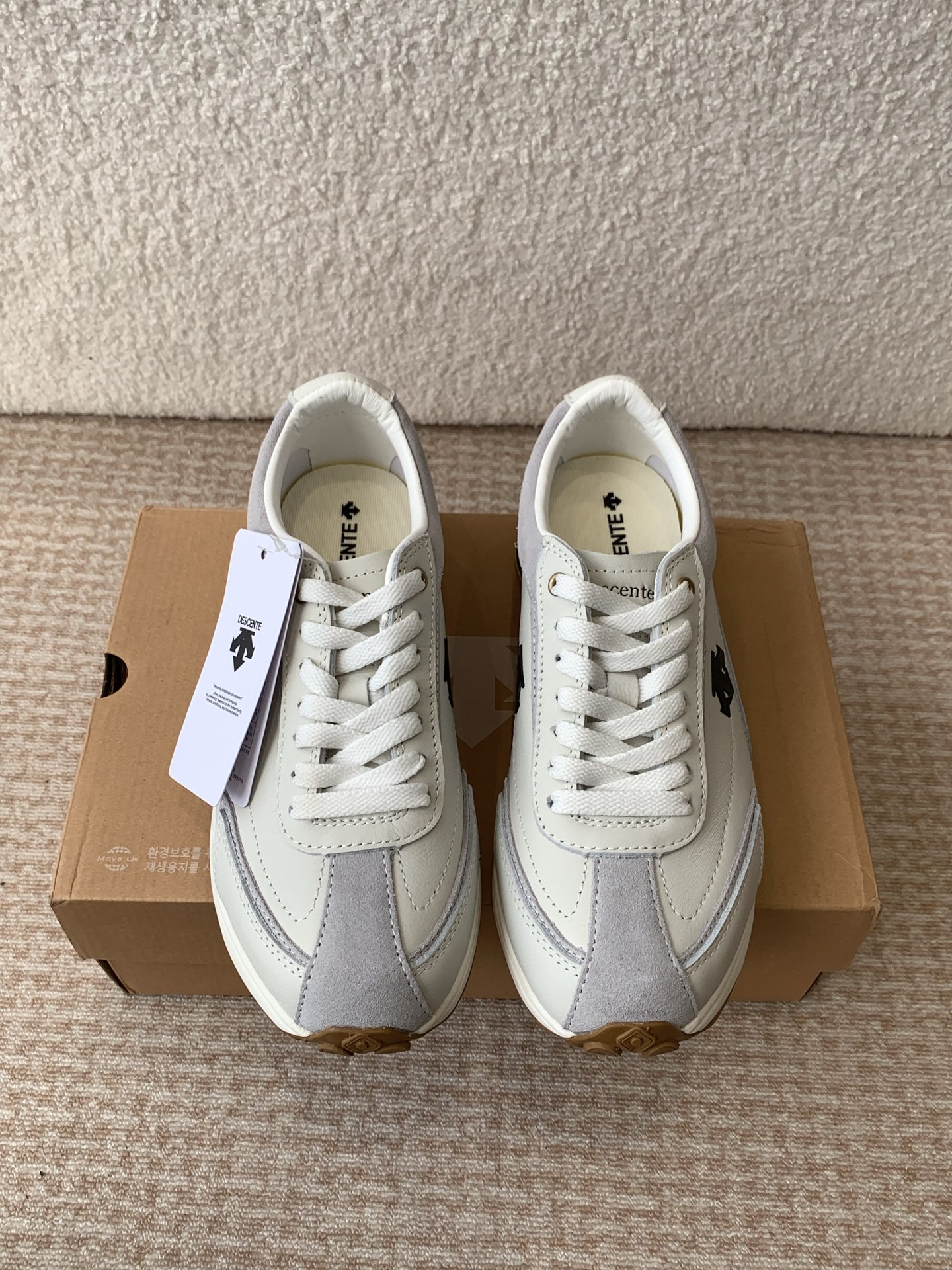 NO:165895,Descente Couple casual shoes!  Accurately fits the concept of ergonomics, fits the feel of the feet, is light and balanced, making walking a comfortable enjoyment. The exclusive embroidery logo of DiSant is integrated into the design as a contrasting color decoration, durable and breathable. Size#36-44, casual shoes/sports shoes, sneakers19860909Descente 迪桑特 情侣款 休闲鞋！精准契合人体运动工学理念,贴合脚感,轻盈平衡,让行走变成一种舒适享受 迪桑特专属刺绣标识,作为撞色装饰融入设计中,经久耐穿,透气舒适 Size#36-44,休闲鞋/运动鞋,sneakers,Women's Shoes