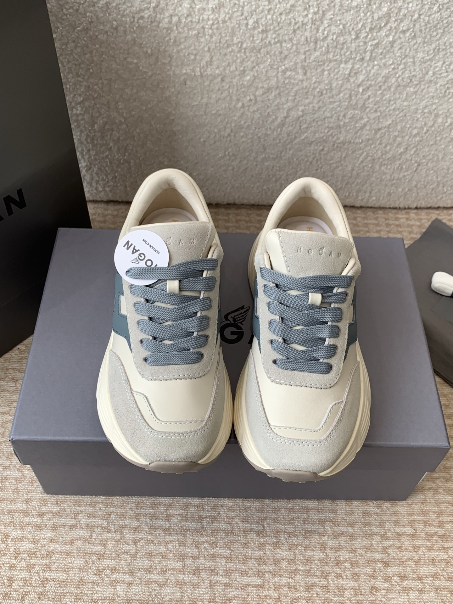 NO:165897,P women's P men's Hogan series couple's sneakers 25ss new Hogan sports shoes Jia Ling's same H601 series sneakers. The light sole follows the series style, adding circle details and H-shaped raised patterns, and excellent grip performance. The upper is a suede leather sports fabric, with H letters on the sides, and the memory foam insoles are cushioned and comfortable. It is the process of loving you every time you wear a love outfit. I have to say that this pair of HOGAN yacht shoes has a bold color scheme that deeply attracts my eyes. The gradient color H letters on the sides highlight the three-dimensional feeling of the shoes, and the shoes are soft and comfortable when they step on.  There are also 5CM height-raising and pulling legs to make you grow long legs in seconds, full of detail, it is really a treasure shoe that anyone who wears is beautiful. Hogan H601 series women's sneakers suede leather upper, stitched sports fabric, side H letter heel Hogan letter decoration, memory foam insole rubber sole This H601 series couple sneakers combine personality design and retro elements, light sole with H letter anti-slip marks, excellent grip performance. The upper is soft Napa leather, with H letters on the side, memory foam insole cushioning and comfortable. Napa leather upper smooth leather details Side H letter memory foam insole 0.8cm Rubber outsole total height 5cm Size#women 35-39 #men 40-44, casual shoes/sports shoes, sneakers19860909P女款 P男款 Hogan系列 情侣 运动鞋 25ss新款 Hogan 运动鞋贾玲同款本款H601系列运动鞋 兼具个性设计和复古元素,轻便鞋底沿袭系列款式,增添了圈线细节和H形凸起图案,抓地性能优越. 鞋面为绒面皮革拼运动面料,侧边饰以H字母,记忆泡沫鞋垫缓震舒适 是每次和你穿情 装都在享受与你相爱 的过程 不得不说,这双HOGAN游艇鞋了,大胆的配色深深的吸引我的眼球. 侧边点缀渐变色H字母凸显出鞋子立体感,鞋子踩上去软绵绵的很舒服. 还有5CM增高拉升腿部线条让你秒变大长腿,细节感满满真是谁穿谁好看的宝藏鞋卖卖卖.Hogan H601系列女士运动鞋绒面皮革鞋面 拼缝运动面料 侧边H字母后跟Hogan字母装饰 记忆泡沫鞋垫橡胶鞋底 本款H601系列情侣款运动鞋兼具个性设计和复古元素,轻便鞋底设有H字母防滑条痕,抓地性能优越 鞋面为柔软的纳帕皮革,侧边饰以H字母,记忆泡沫鞋垫缓震舒适.纳帕皮革鞋面光滑皮革细节 侧边H字母记忆泡沫内底0.8cm 橡胶外底总高度5cm Size#女35-39 #男40-44,休闲鞋/运动鞋,sneakers,Women's Shoes