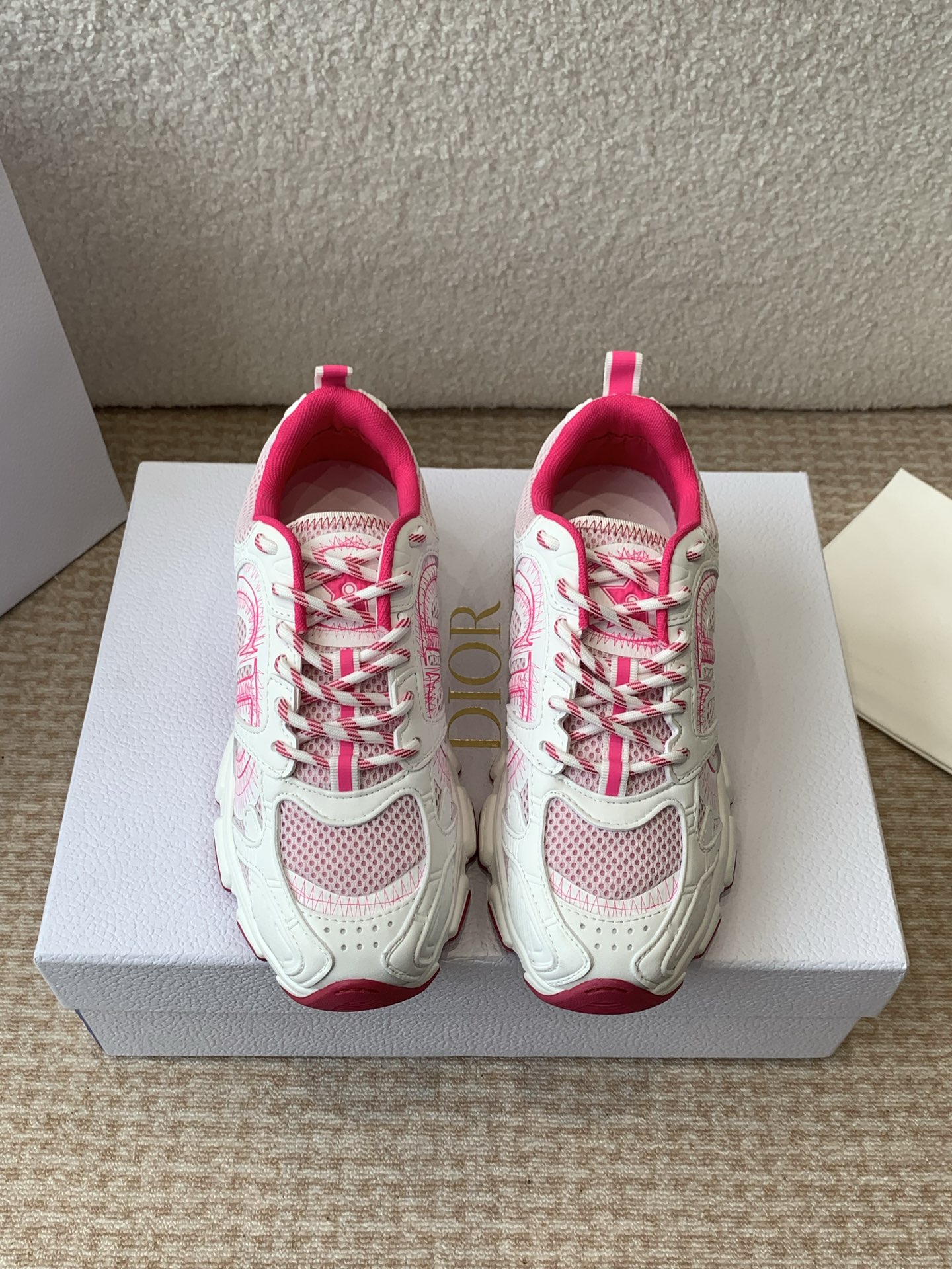 NO:165899,Dior star 25ss, the main popular product, the newly released Dior Chrono new casual sports shoes, running shoes, dad shoes, is really cool, full of futuristic feeling! It's really cool!  Once again interprets Dior's cool fashion concept, Lucky Star will bless you with good luck, the new EVA sole is super light and soft! The original version is perfectly replicated!  Size#35-41 (40 41 custom made without return), casual shoes/sports shoes, dior, dior, sneakers19860909Dior 明星款25ss 主推爆品 全新发售的迪奥 Dior Chrono 新款休闲运动鞋跑鞋老爹鞋 真的酷毙了,未来感十足! 真的好飒！再次演绎了迪奥酷时尚的理念,幸运星为你加持好运,全新的EVA鞋底超轻超软!原版完美复刻！ Size#35-41（40 41订做不退换）,休闲鞋/运动鞋,dior,dior,sneakers,Women's Shoes