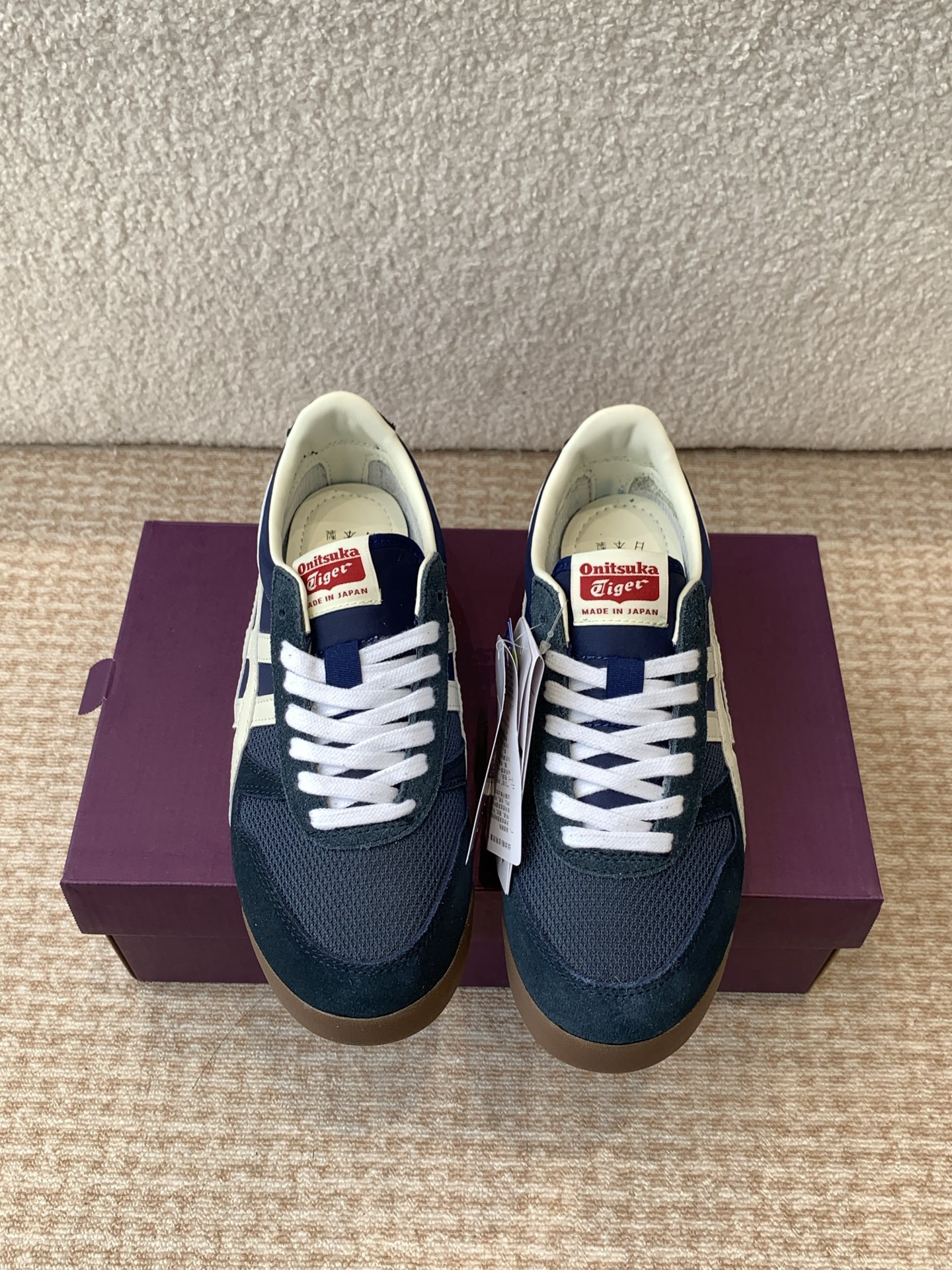 NO:165903,Onitsuka Tiger Ultimate 81 fabric series combines classic design and modern craftsmanship to create a shoe style that is both retro and fashionable. The fabric is light and breathable, providing a comfortable wearing experience while keeping the body soft and flexible. Whether it is daily wear or sports and leisure, the Ultimate 81 fabric series can bring you a unique style and texture, showing personality and taste. The classic tiger claw pattern logo highlights the brand's heritage and the details show ingenuity. Wear it and feel the comfort and confidence of every step. Size 36 37 37.5 38 39 39.5 40.5 41.5 42 42.5 43 44, casual shoes/sports shoes, sneakers19860909鬼塚虎 Onitsuka Tiger Ultimate 81 织物系列 融合经典设计与现代工艺,打造出兼具复古与时尚的鞋款. 织物材质轻盈透气,提供舒适的穿着体验,同时保持鞋身的柔软与灵活. 无论是日常穿搭还是运动休闲,Ultimate 81 织物系列都能为你带来独特的风格与质感,展现个性与品味. 经典虎爪纹标识,彰显品牌传承,细节之处尽显匠心.穿上它,感受每一步的舒适与自信. 尺码 36 37 37.5 38 39 39.5 40.5 41.5 42 42.5 43 44,休闲鞋/运动鞋,sneakers,Women's Shoes