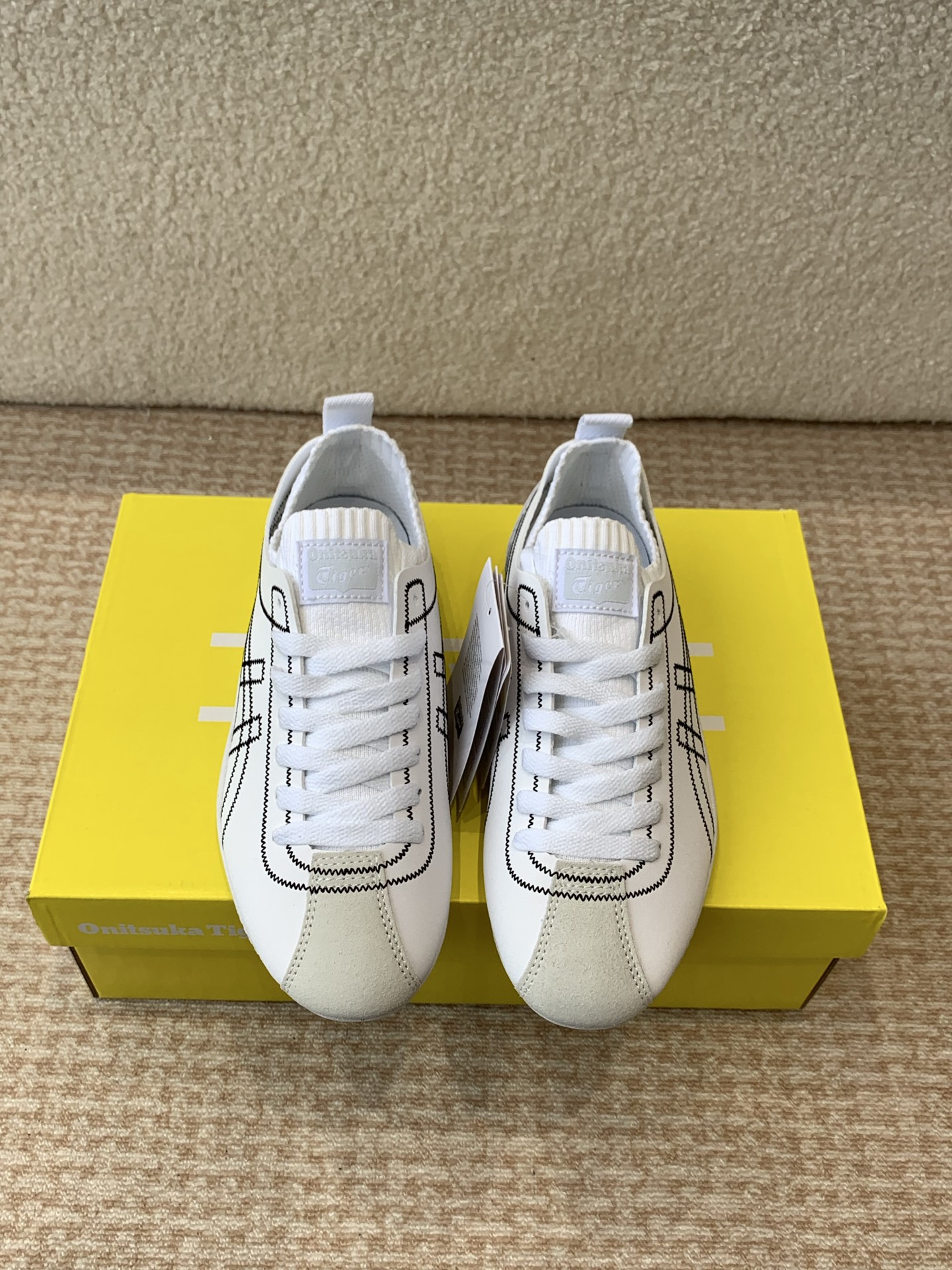 NO:165905,Onitsuka Tiger SCLAW reshapes the future with classics. The SCLAW series continues the iconic design language of Onitsuka Tiger, while injecting modern trendy elements. The shoe body lines are smooth, and the tiger claw pattern logo is eye-catching and powerful, demonstrating the brand’s inheritance and innovation spirit. The lightweight material and comfortable wearing experience perfectly balance the needs of sports and fashion. Whether it is street walking or daily wear, SCLAW can bring you a unique style expression. The collision between classics and trends makes you confident and personalized every step. Size 36 37 37.5 38 39 39.5 40.5 41.5 42 42.5 43 44, casual shoes/sports shoes, christian louboutin, sneakers19860909鬼塚虎Onitsuka Tiger SCLAW 以经典重塑未来,SCLAW系列延续了Onitsuka Tiger的标志性设计语言,同时注入现代潮流元素. 鞋身线条流畅,虎爪纹标识醒目而富有力量感,彰显品牌传承与创新精神.轻量化的材质与舒适的穿着体验,完美平衡了运动与时尚的需求. 无论是街头漫步还是日常穿搭,SCLAW都能为你带来独特的风格表达.经典与潮流的碰撞,成就你的每一步自信与个性.  尺码 36 37 37.5 38 39 39.5 40.5 41.5 42 42.5 43 44,休闲鞋/运动鞋,christian louboutin,sneakers,Women's Shoes