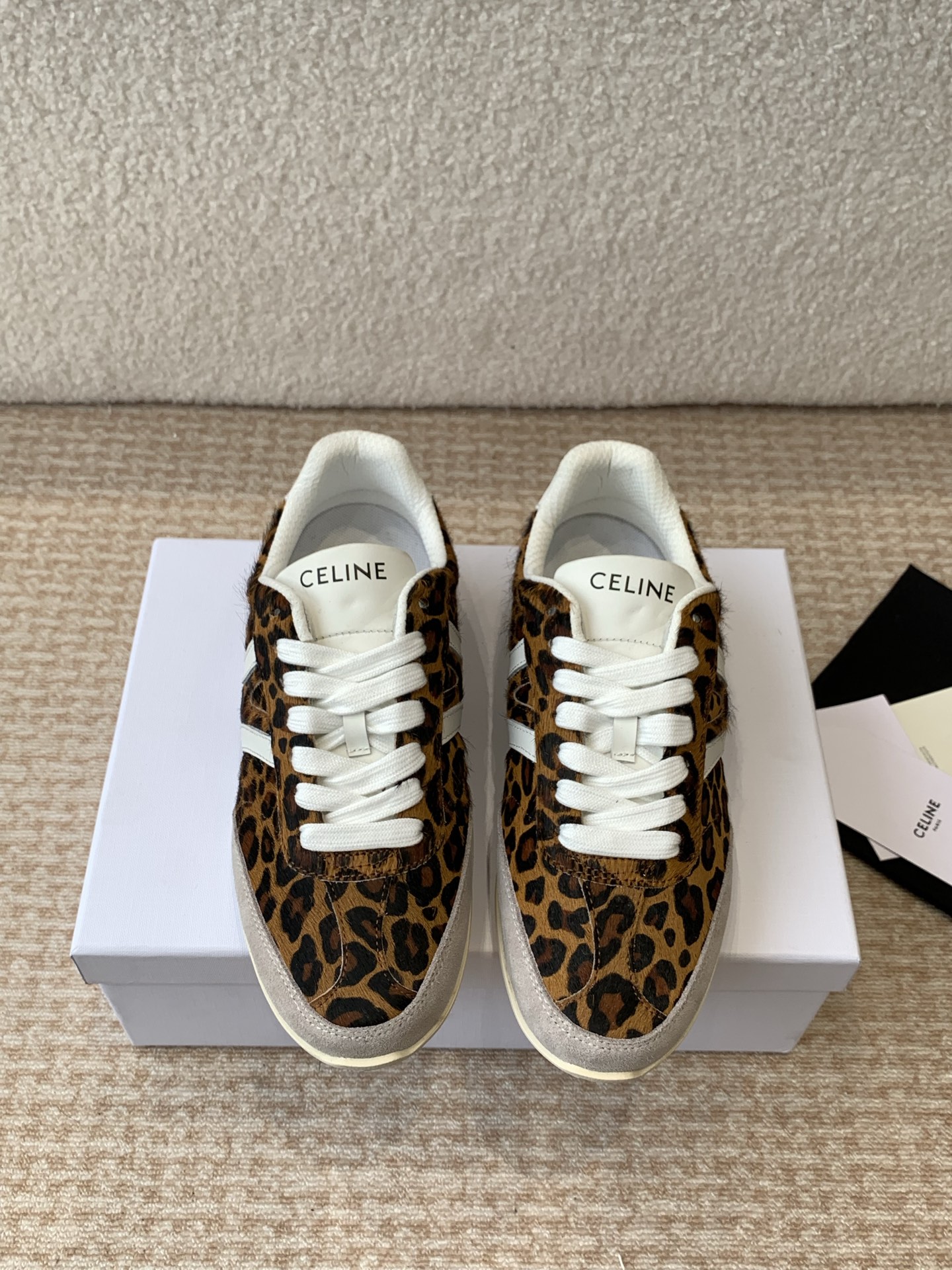 NO:165888,Celine 25ss Silin's new casual shoes, German training sneakers, counter RMB purchased and developed, a pair of shoes full of street feel, the latest big C design is very good. This shoe has its own unique design. The leather upper is very easy to manage, unique and unique. The LOGO on the side and heel makes it simple and uneven. It is a perfect pair of white shoes~~ The upper imported suede, the inner breathable mesh, the original TPU foamed sole Size#35-40 (40 custom made without return and exchange), casual shoes/sports shoes, manolo blahnik, celine, sneakers, chamois leather19860909Celine 25ss 思琳新款休闲鞋德训运动鞋 专柜RMB购入开发 充满街头感的一双鞋子,最新大C设计非常赞 这款鞋有它自己独特的设计 皮革鞋面非常好打理,独出心裁,别具一格,侧面与后跟的LOGO让他简单又不失调性,完美的一双小白鞋~~ 鞋面进口麂皮 内里透气网纱内里 原版TPU发泡大底 Size#35-40（40定做不退换）,休闲鞋/运动鞋,manolo blahnik,celine,sneakers,chamois leather,Women's Shoes